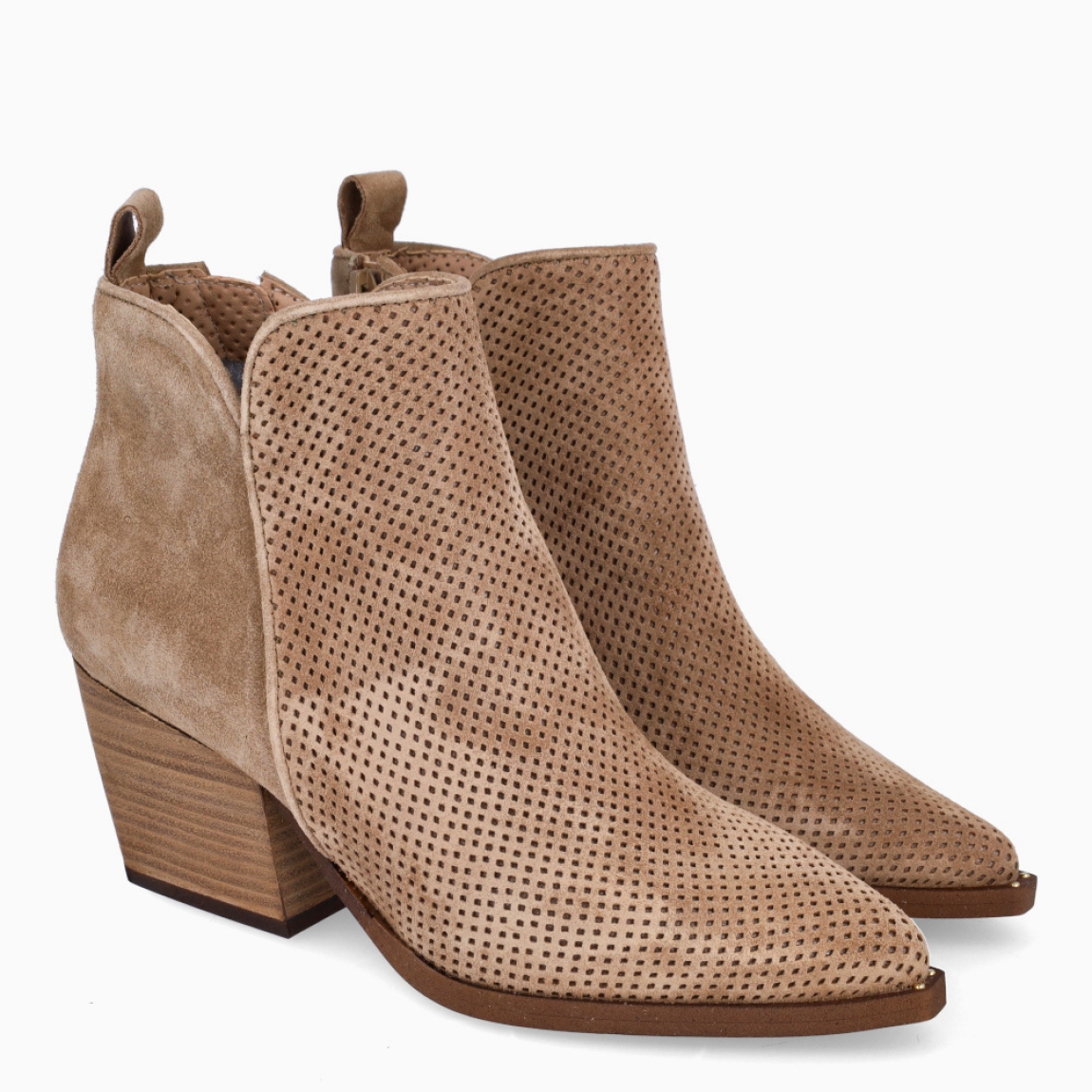 Botines de la marca Alpe, modelo DOLLY. Exterior en ante color camel con diseño troquelado. Interior en ante beig. Cierre con cremallera y un tacón de 6cm de altura. Estos botines Alpe DOLLY son unos clásicos, ideales en estilo y comodidad.