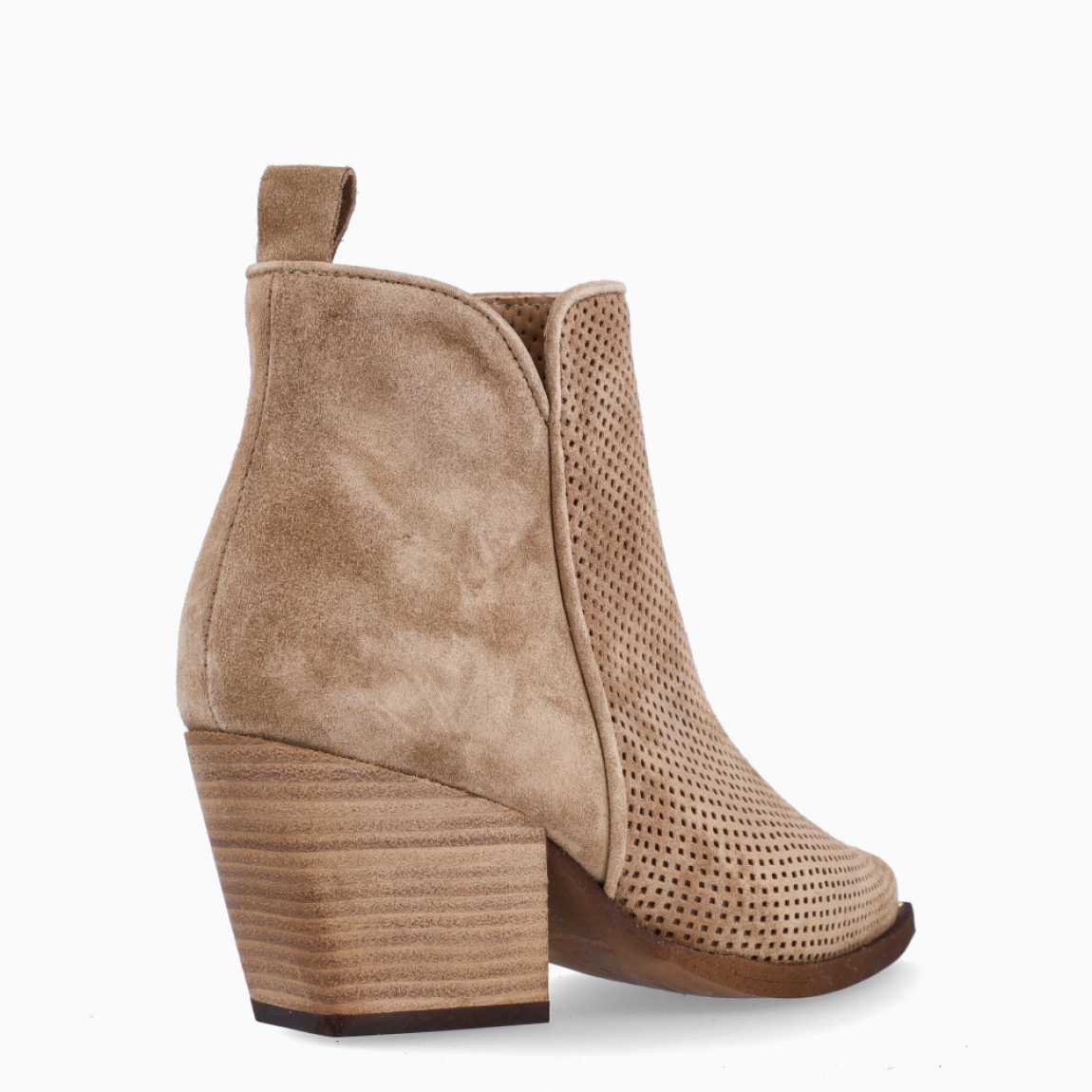 Botines de la marca Alpe, modelo DOLLY. Exterior en ante color camel con diseño troquelado. Interior en ante beig. Cierre con cremallera y un tacón de 6cm de altura. Estos botines Alpe DOLLY son unos clásicos, ideales en estilo y comodidad.