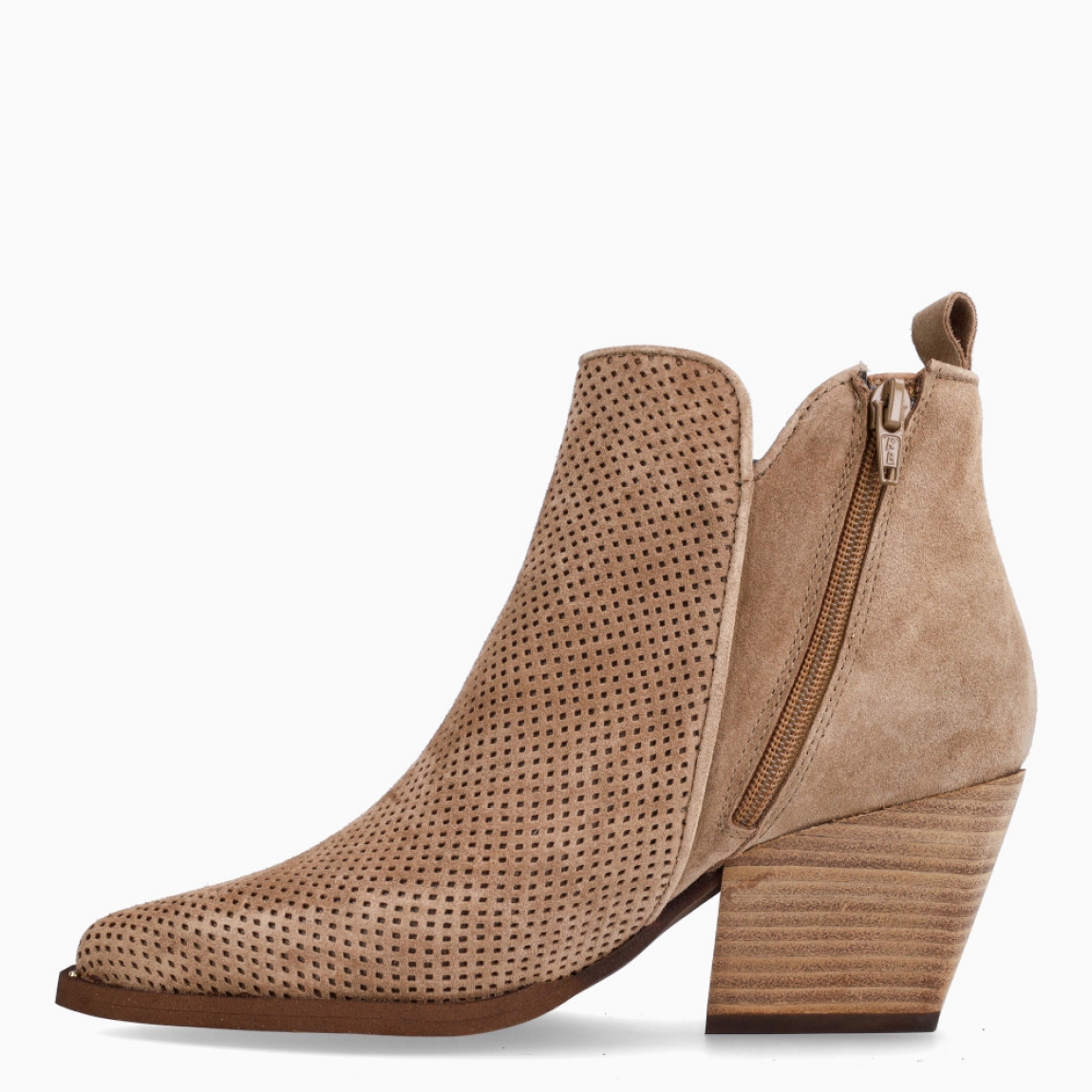 Botines de la marca Alpe, modelo DOLLY. Exterior en ante color camel con diseño troquelado. Interior en ante beig. Cierre con cremallera y un tacón de 6cm de altura. Estos botines Alpe DOLLY son unos clásicos, ideales en estilo y comodidad.