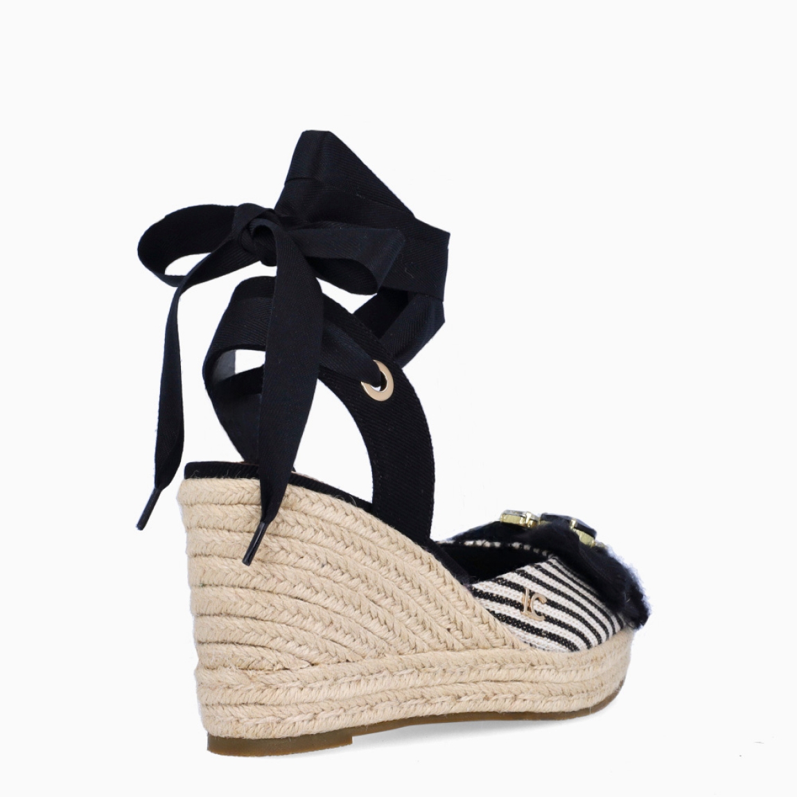 Alpargatas de la marca Lola Casademunt, modelo WENDY. Elaboradas en textil a rayas blanco y negro con adorno de piedrería en pala. Interior en piel color nude. Alpargatas Lola Casademunt con cierre en tirantes largos color negro. Suela con cuña alta de 9cm de altura. Estas alpargatas Lola Casdemunt WENDY son ideales para esta temporada!