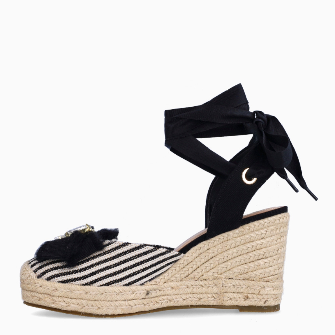 Alpargatas de la marca Lola Casademunt, modelo WENDY. Elaboradas en textil a rayas blanco y negro con adorno de piedrería en pala. Interior en piel color nude. Alpargatas Lola Casademunt con cierre en tirantes largos color negro. Suela con cuña alta de 9cm de altura. Estas alpargatas Lola Casdemunt WENDY son ideales para esta temporada!