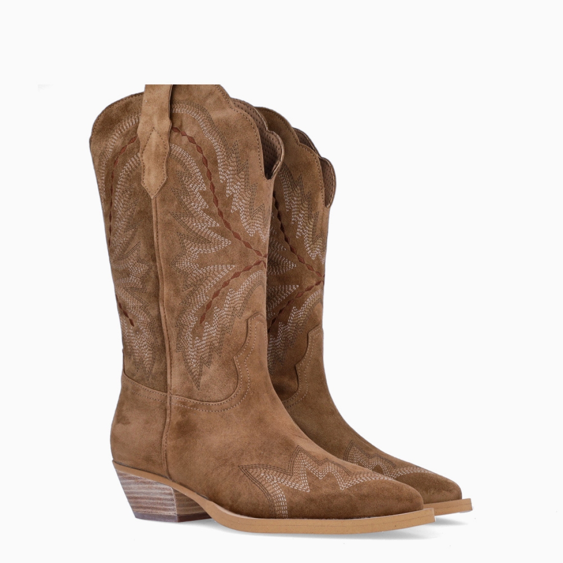 Botas camperas de la marca Alpe, modelo MARISELLA. Exterior en ante color cuero con punta lápiz. Interior en piel color camel. Botas Alpe con tacón de 2cm de altura. Estas botas Alpe MARISELLA son un complemento con estilo y comodidad, perfecto para lucirlo con tus mejores looks!