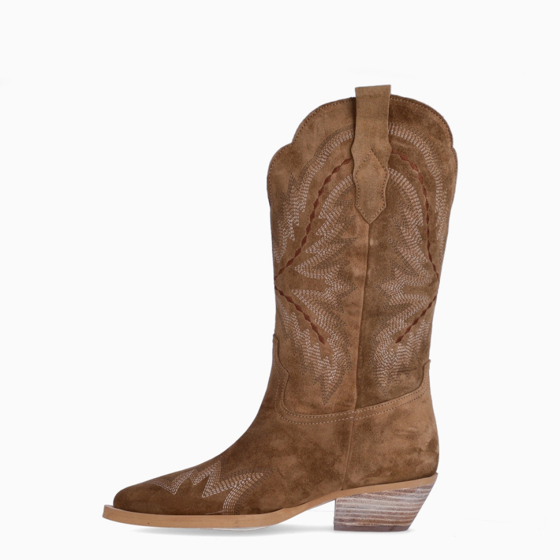 Botas camperas de la marca Alpe, modelo MARISELLA. Exterior en ante color cuero con punta lápiz. Interior en piel color camel. Botas Alpe con tacón de 2cm de altura. Estas botas Alpe MARISELLA son un complemento con estilo y comodidad, perfecto para lucirlo con tus mejores looks!