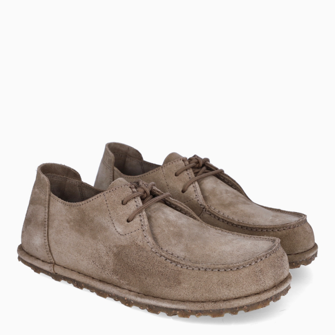 Blucher de la marca Birkenstock, modelo BAREFOOT. Blucher elaborado en ante color taupe. Blucher clásico con cierre de cordones en pala. Suela de goma plana. Estos blucher Birkenstock son un complemento ideal en comodidad para tu día a día!