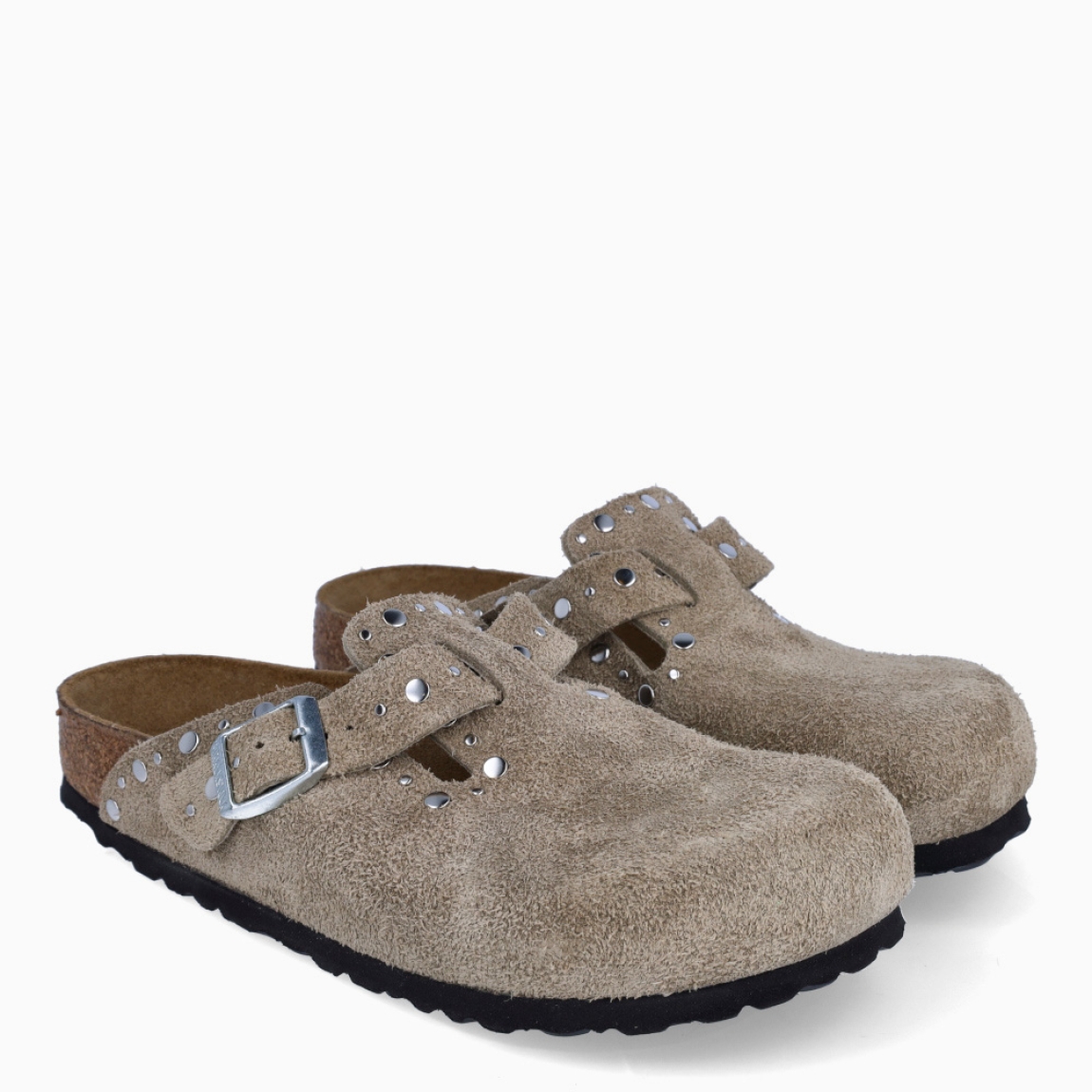 Zuecos de la marca Birkenstock, modelo BOSTON SOFT. Zuecos elaborados de ante color taupe con detalle en tachuelas plateadas por la pala. Cierre de los zuecos con hebilla y suela plana de goma. Estos zuecos Birkenstock BOSTON SOFT son ideales para complementar tus looks de temporada. No puede faltar en tu armario.