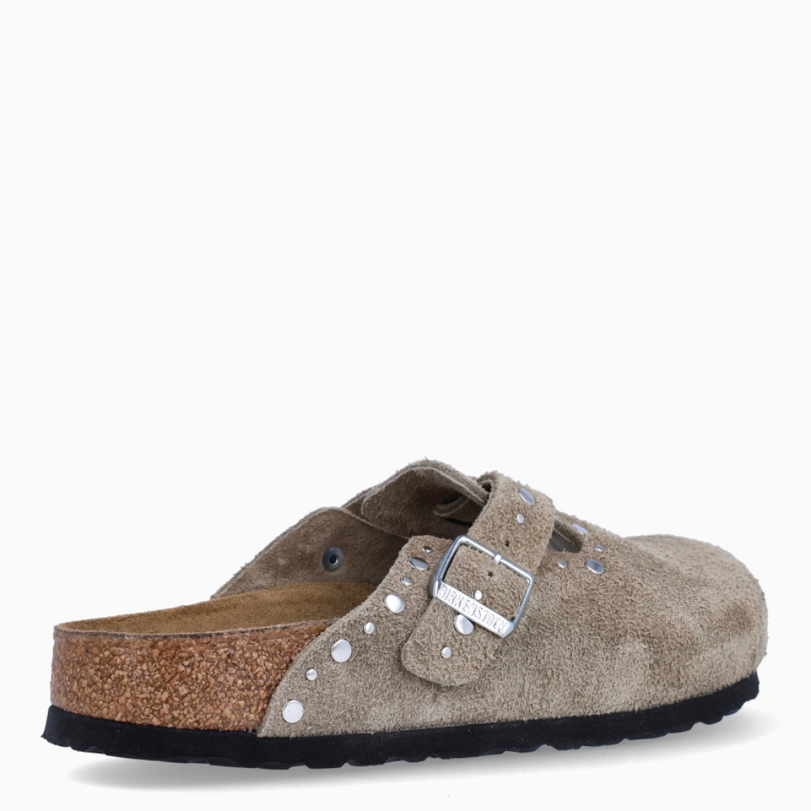 Zuecos de la marca Birkenstock, modelo BOSTON SOFT. Zuecos elaborados de ante color taupe con detalle en tachuelas plateadas por la pala. Cierre de los zuecos con hebilla y suela plana de goma. Estos zuecos Birkenstock BOSTON SOFT son ideales para complementar tus looks de temporada. No puede faltar en tu armario.