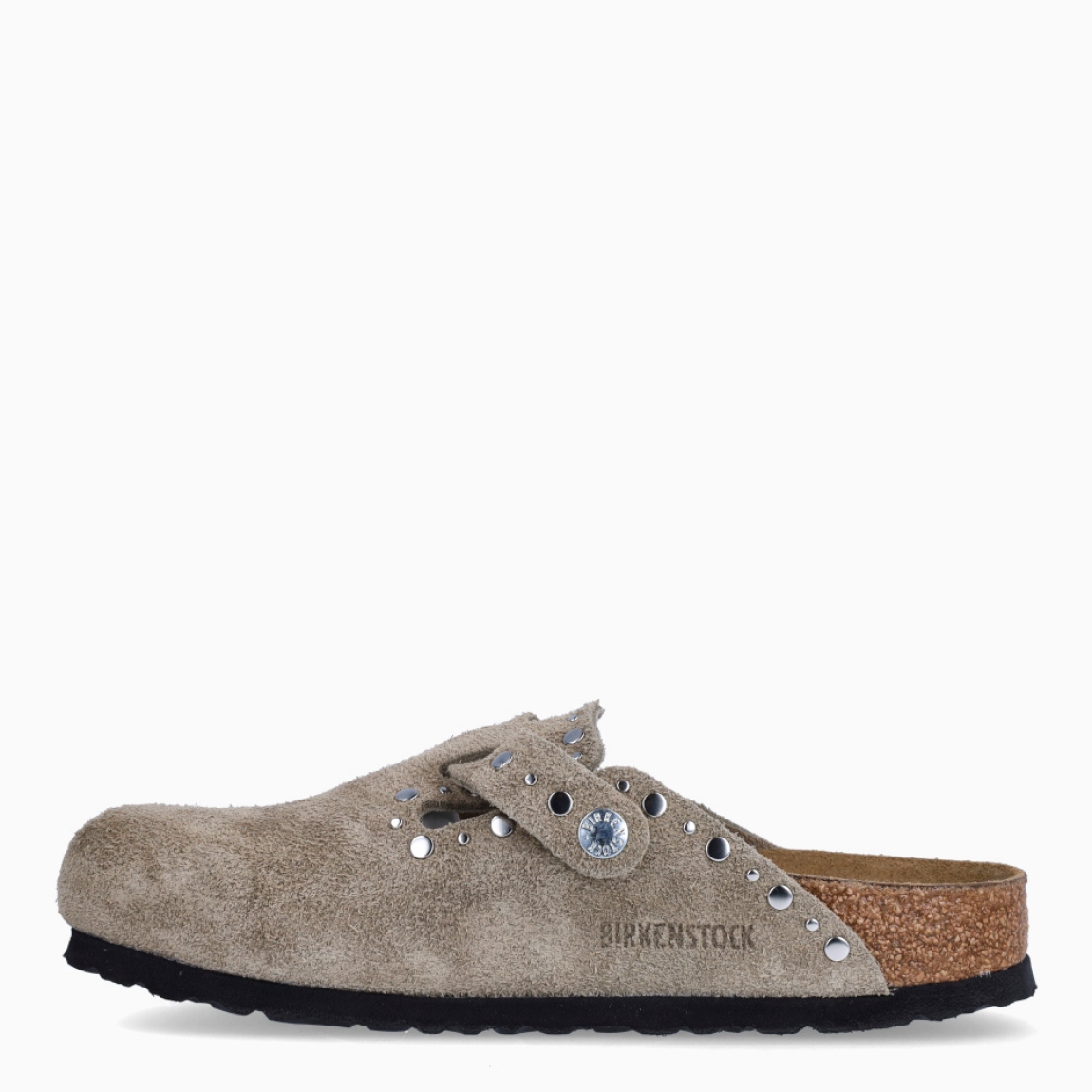 Zuecos de la marca Birkenstock, modelo BOSTON SOFT. Zuecos elaborados de ante color taupe con detalle en tachuelas plateadas por la pala. Cierre de los zuecos con hebilla y suela plana de goma. Estos zuecos Birkenstock BOSTON SOFT son ideales para complementar tus looks de temporada. No puede faltar en tu armario.