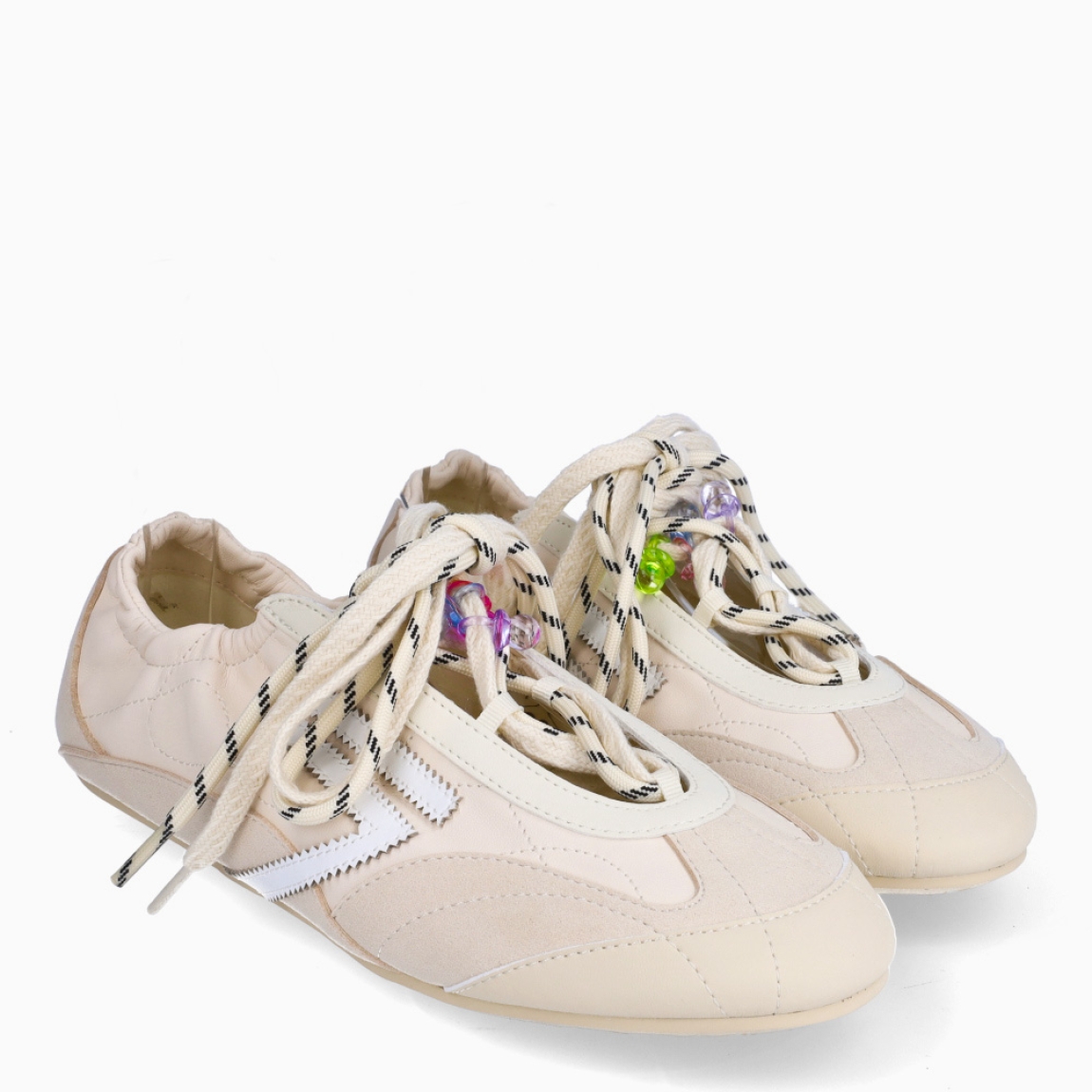 Deportivas de la marca Puraai, modelo PANTHER. Exterior elaboradas en piel color crema con detalle en blanco. Interior en piel color blanco con plantilla acolchada y extraíble para máxima comodidad. Cierre con doble cordon por toda la pala abierta. Suela de goma plana. Estas deportivas PURAAI PANTHER son un complemento ideal para marcar un estilo increíble en tus looks!