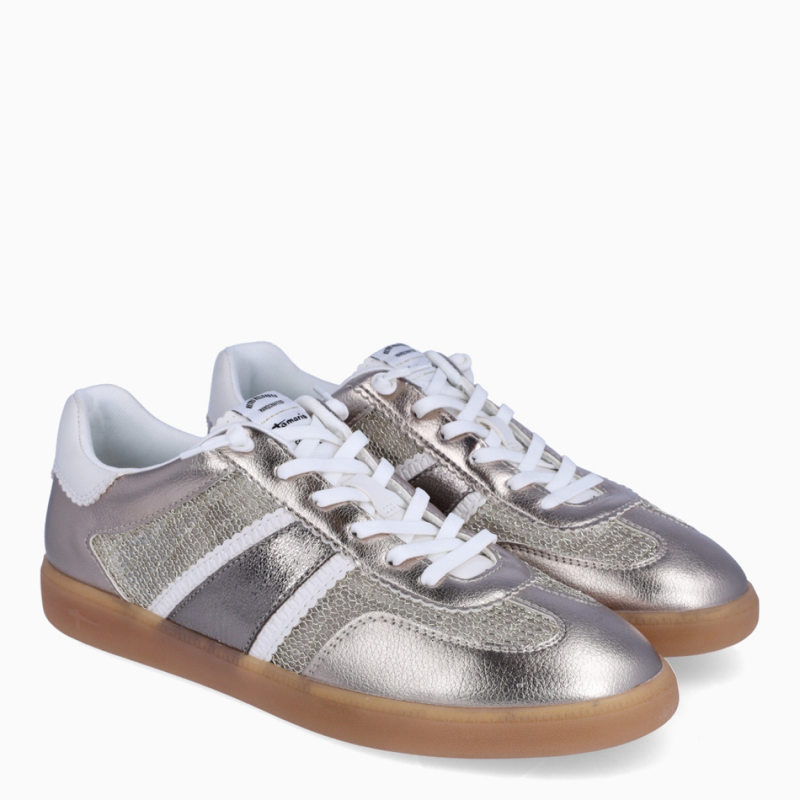 Deportivas clásicas de la marca Tamaris, modelo TOBIAS. Exterior de las deportivas en naylon color platino con bandas laterales en brillante escarchado. Interior de las deportivas en piel color blanco. Cierre de las deportivas con cordones blancos. Deportivas Tamaris con suela plana de goma. Estas deportivas Tamaris TOBIAS son unas clásicas en tu armario, las necesitarás para crear diferentes looks con la mejor comodidad!