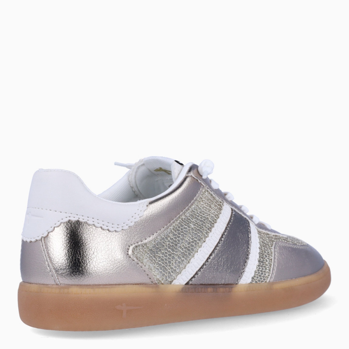 Deportivas clásicas de la marca Tamaris, modelo TOBIAS. Exterior de las deportivas en naylon color platino con bandas laterales en brillante escarchado. Interior de las deportivas en piel color blanco. Cierre de las deportivas con cordones blancos. Deportivas Tamaris con suela plana de goma. Estas deportivas Tamaris TOBIAS son unas clásicas en tu armario, las necesitarás para crear diferentes looks con la mejor comodidad!