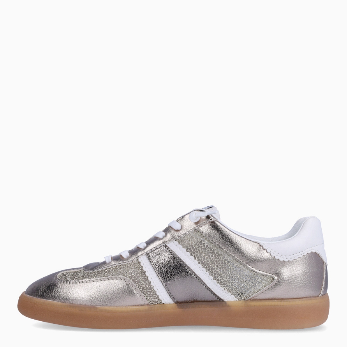 Deportivas clásicas de la marca Tamaris, modelo TOBIAS. Exterior de las deportivas en naylon color platino con bandas laterales en brillante escarchado. Interior de las deportivas en piel color blanco. Cierre de las deportivas con cordones blancos. Deportivas Tamaris con suela plana de goma. Estas deportivas Tamaris TOBIAS son unas clásicas en tu armario, las necesitarás para crear diferentes looks con la mejor comodidad!