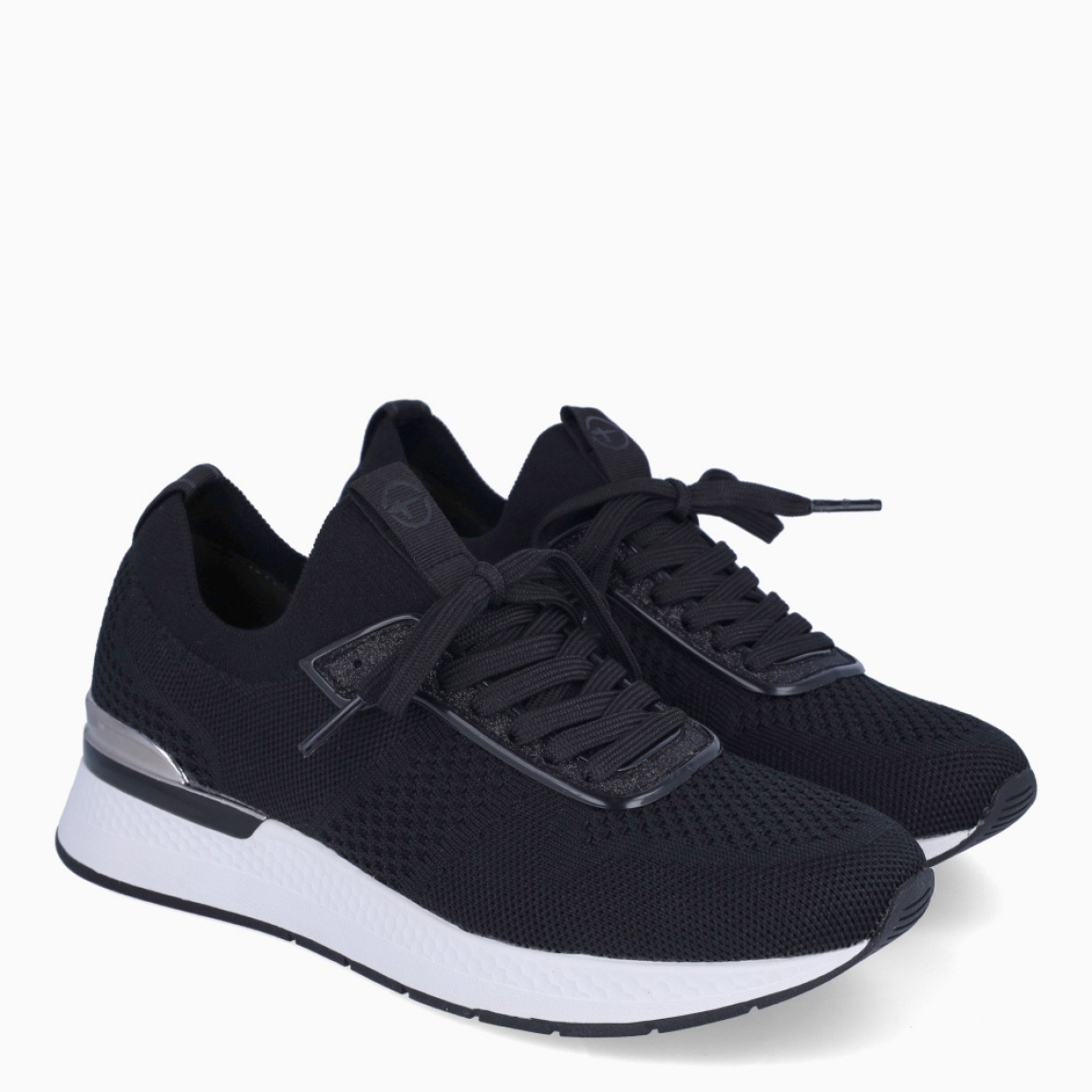 Deportivas de la marca Tamaris, modelo TOMÁS. Exterior en piel efecto rejilla color negro con detalle en escarchado. Interior de las deportivas en piel color negro con plantilla acolchada y extraíble para máxima comodidad. Cierre de las deportivas con cordones y suela de goma color blanco. Estas deportivas Tamaris TOMÁS son un complemento ideal para tu día a día. No pueden faltar en tu armario!