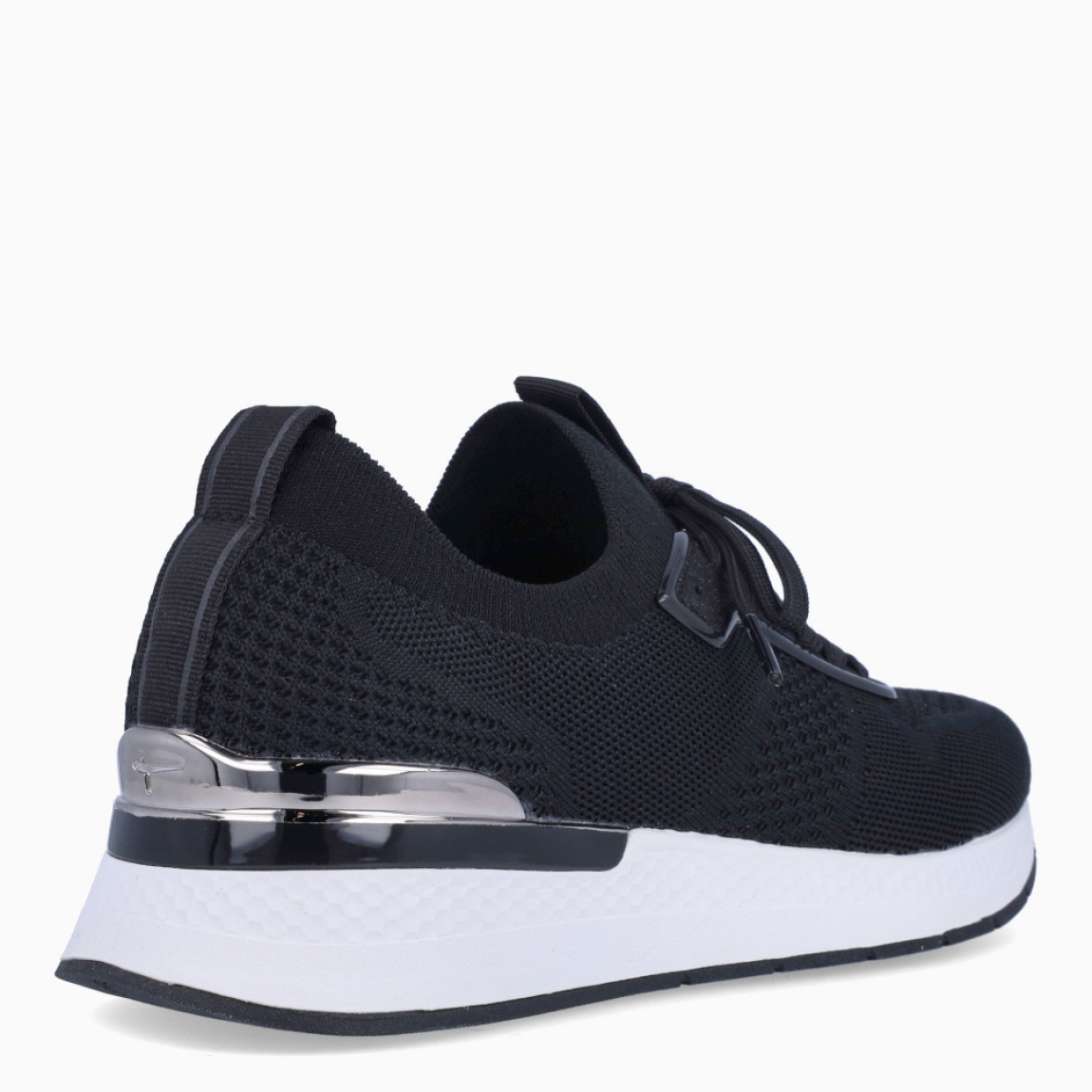 Deportivas de la marca Tamaris, modelo TOMÁS. Exterior en piel efecto rejilla color negro con detalle en escarchado. Interior de las deportivas en piel color negro con plantilla acolchada y extraíble para máxima comodidad. Cierre de las deportivas con cordones y suela de goma color blanco. Estas deportivas Tamaris TOMÁS son un complemento ideal para tu día a día. No pueden faltar en tu armario!