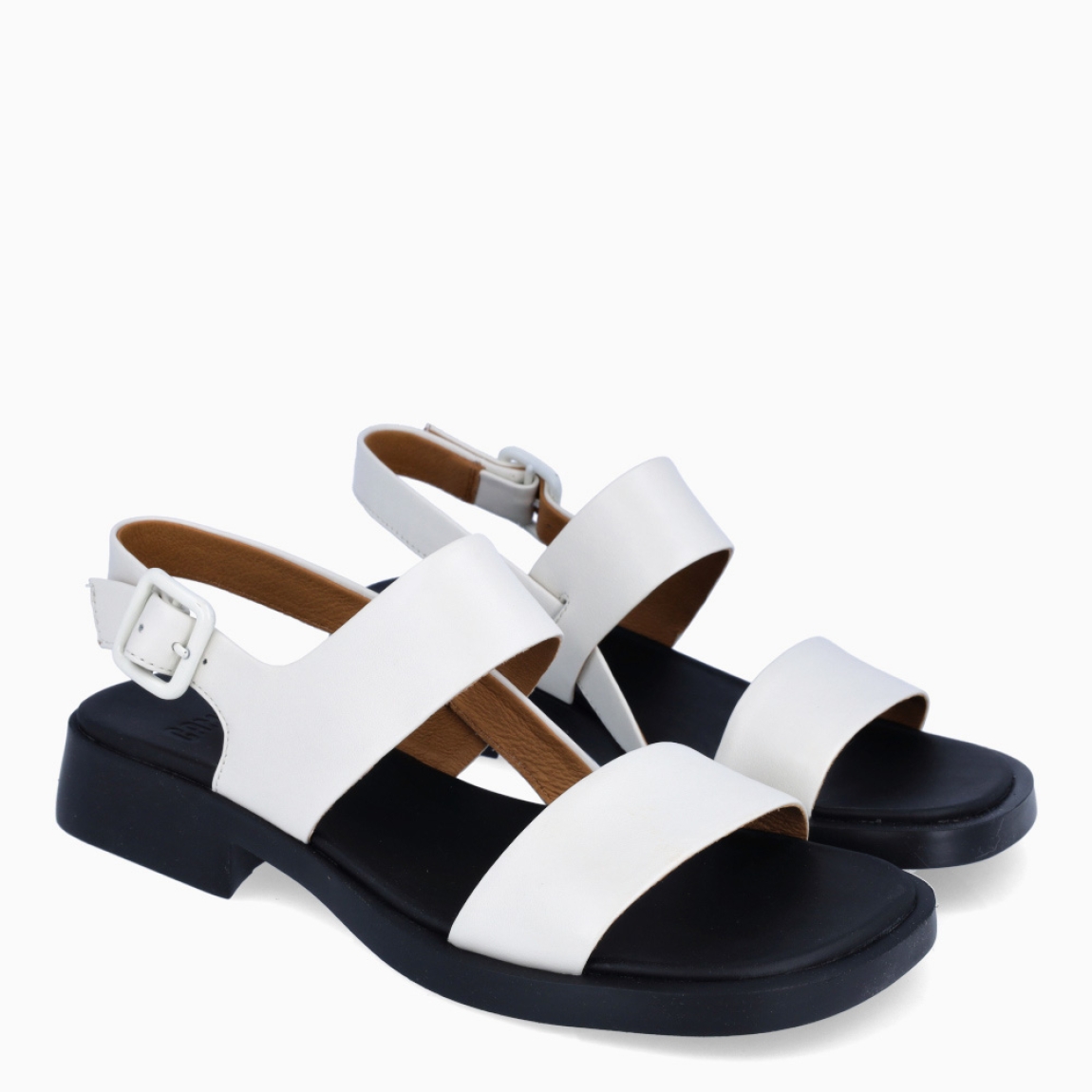 Sandalias de la marca Camper, modelo LUGO . Exterior en piel color hielo y doble tira en pala. Interior en piel color negro. Cierre con hebilla en tobillo. Sandalias Camper con suela de goma. Estas sandalias Camper LUGO son unas clásicas, ideales para diferentes looks!