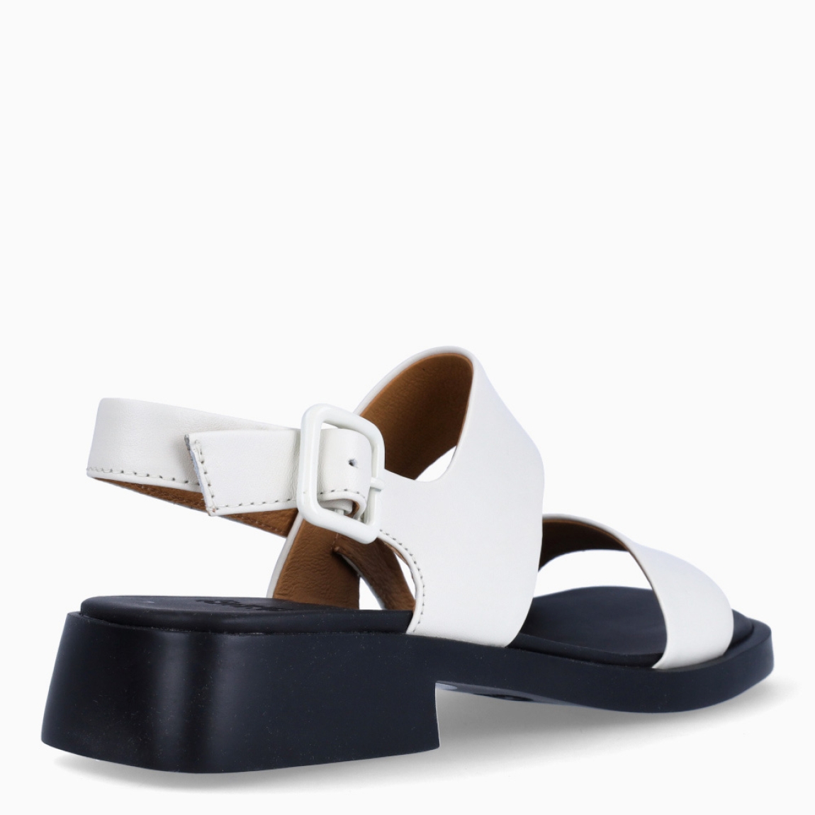 Sandalias de la marca Camper, modelo LUGO . Exterior en piel color hielo y doble tira en pala. Interior en piel color negro. Cierre con hebilla en tobillo. Sandalias Camper con suela de goma. Estas sandalias Camper LUGO son unas clásicas, ideales para diferentes looks!