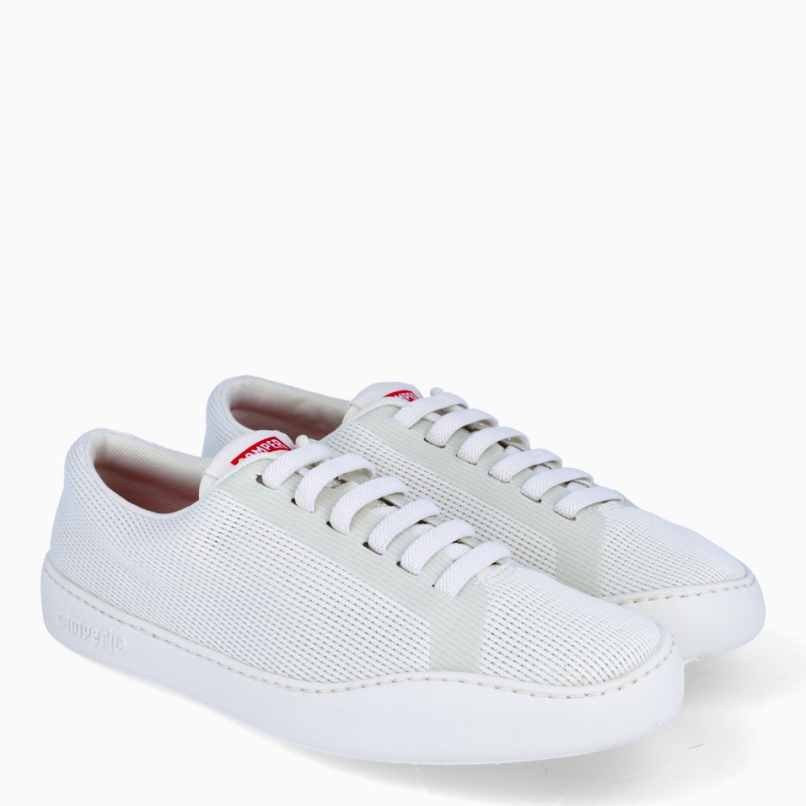 Deportivas de la marca Camper, modelo K82. Exterior en naylon color blanco. Deportivas clásicas con cierre de cordones en pala. Interior con plantilla naranja acolchada. Suela de goma plana. Estas deportivas Camper K82 son unas clásicas, ideales para tu día a día!