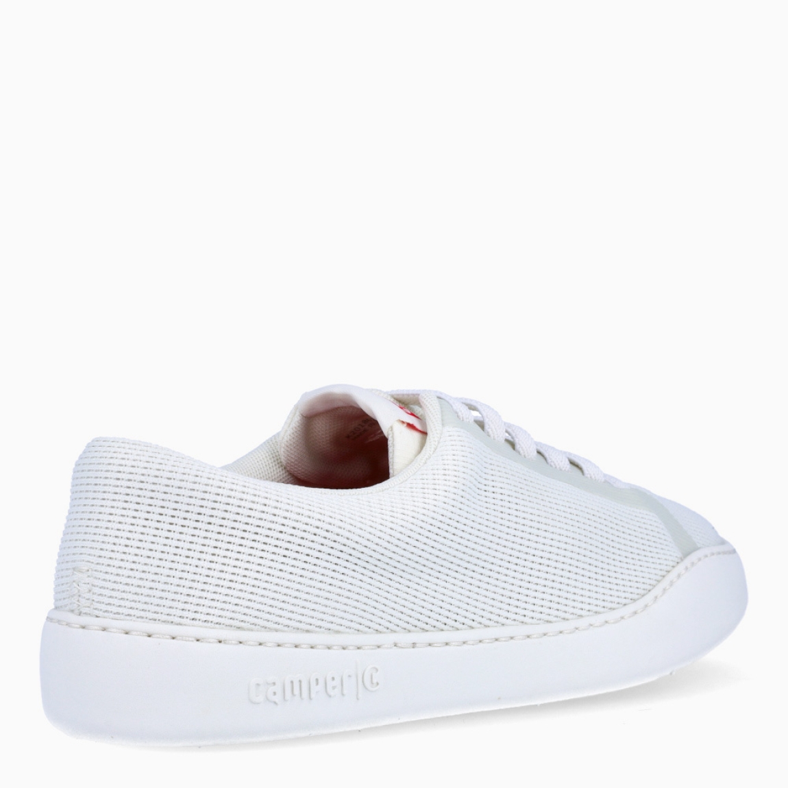 Deportivas de la marca Camper, modelo K82. Exterior en naylon color blanco. Deportivas clásicas con cierre de cordones en pala. Interior con plantilla naranja acolchada. Suela de goma plana. Estas deportivas Camper K82 son unas clásicas, ideales para tu día a día!