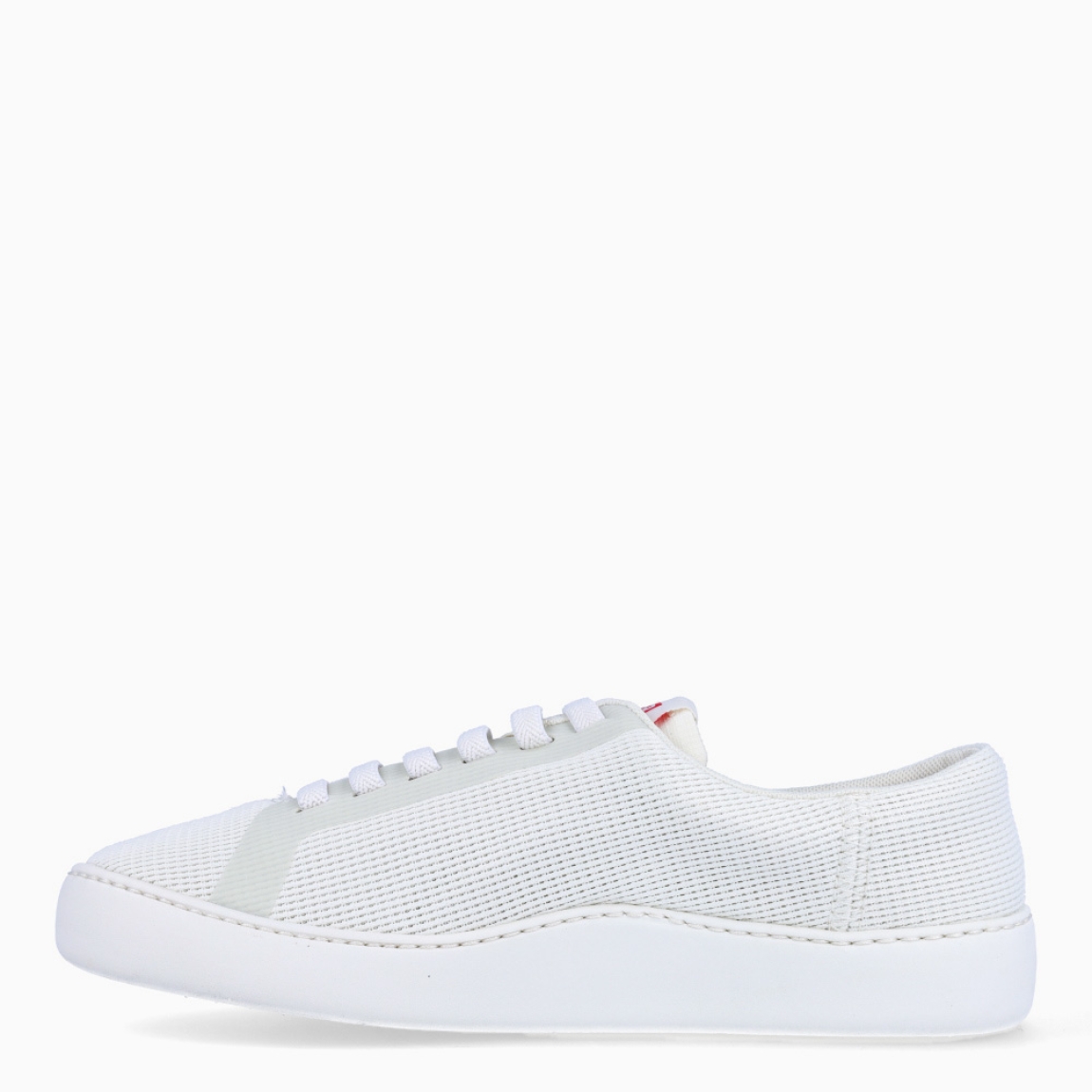 Deportivas de la marca Camper, modelo K82. Exterior en naylon color blanco. Deportivas clásicas con cierre de cordones en pala. Interior con plantilla naranja acolchada. Suela de goma plana. Estas deportivas Camper K82 son unas clásicas, ideales para tu día a día!