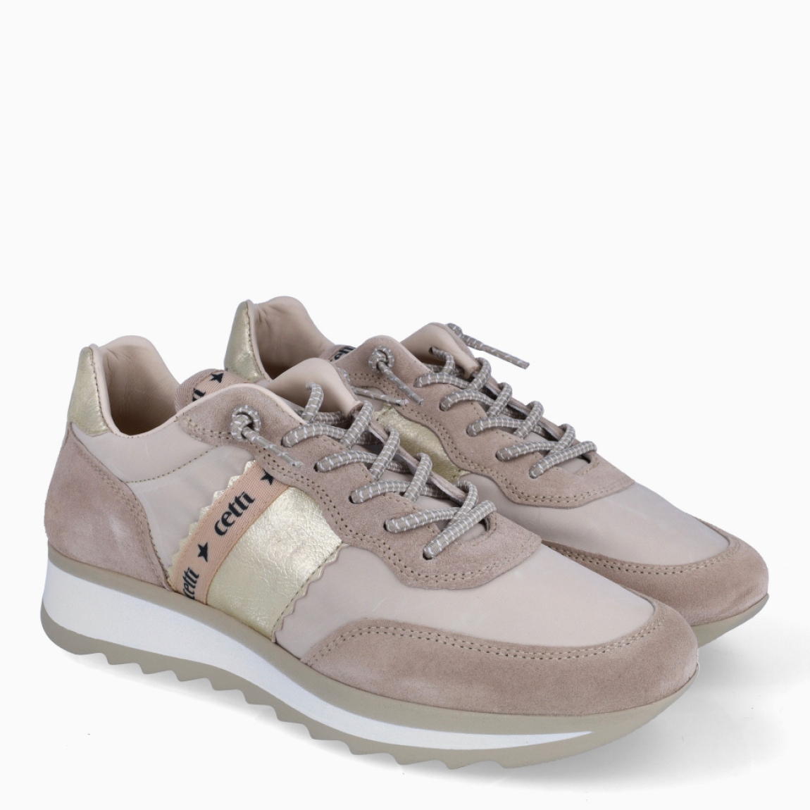 Deportivas de la marca Cetti, modelo C-849. Exterior de las deportivas en naylon color nude con detalle en ante y dorado. Interior de las deportivas en piel color beig. Cierre de las deportivas Cetti con cordones elásticos. Deportivas con cuña de 3cm de altura. Estas deportivas Cetti C-849 son unas clásicas, con estilo y comodidad que no pueden faltar en tu armario.