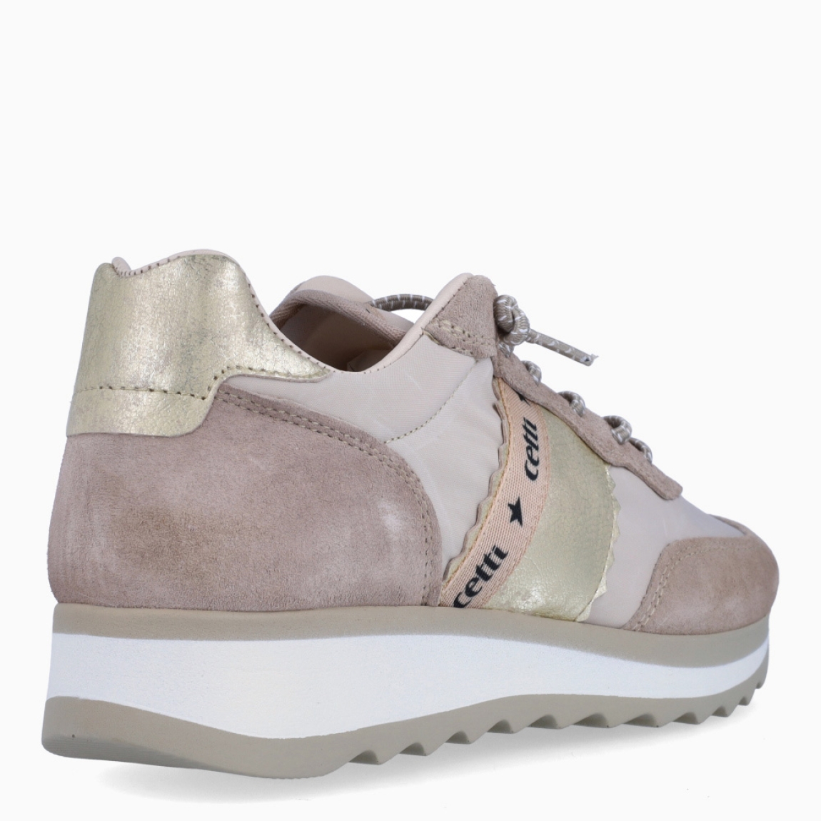 Deportivas de la marca Cetti, modelo C-849. Exterior de las deportivas en naylon color nude con detalle en ante y dorado. Interior de las deportivas en piel color beig. Cierre de las deportivas Cetti con cordones elásticos. Deportivas con cuña de 3cm de altura. Estas deportivas Cetti C-849 son unas clásicas, con estilo y comodidad que no pueden faltar en tu armario.
