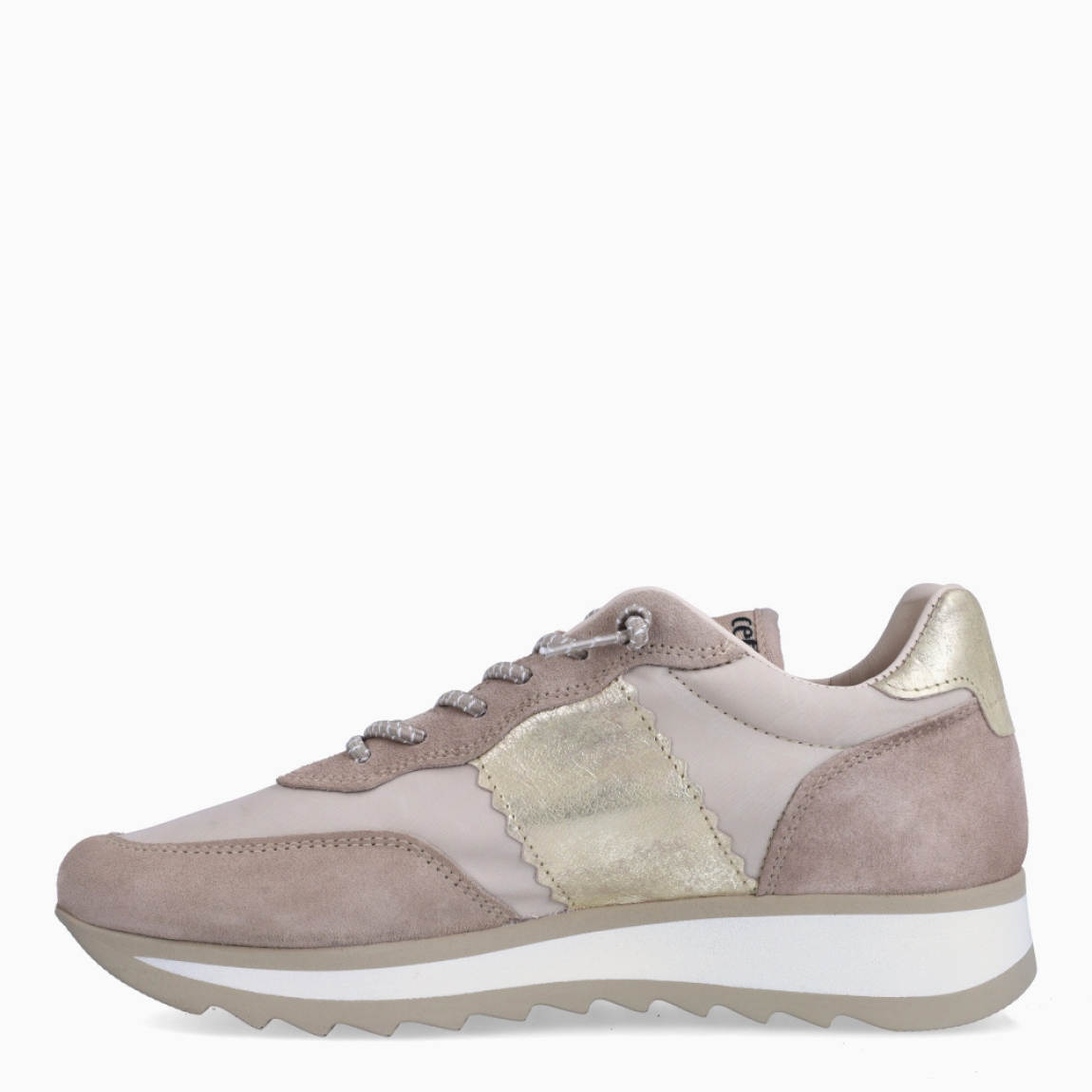 Deportivas de la marca Cetti, modelo C-849. Exterior de las deportivas en naylon color nude con detalle en ante y dorado. Interior de las deportivas en piel color beig. Cierre de las deportivas Cetti con cordones elásticos. Deportivas con cuña de 3cm de altura. Estas deportivas Cetti C-849 son unas clásicas, con estilo y comodidad que no pueden faltar en tu armario.