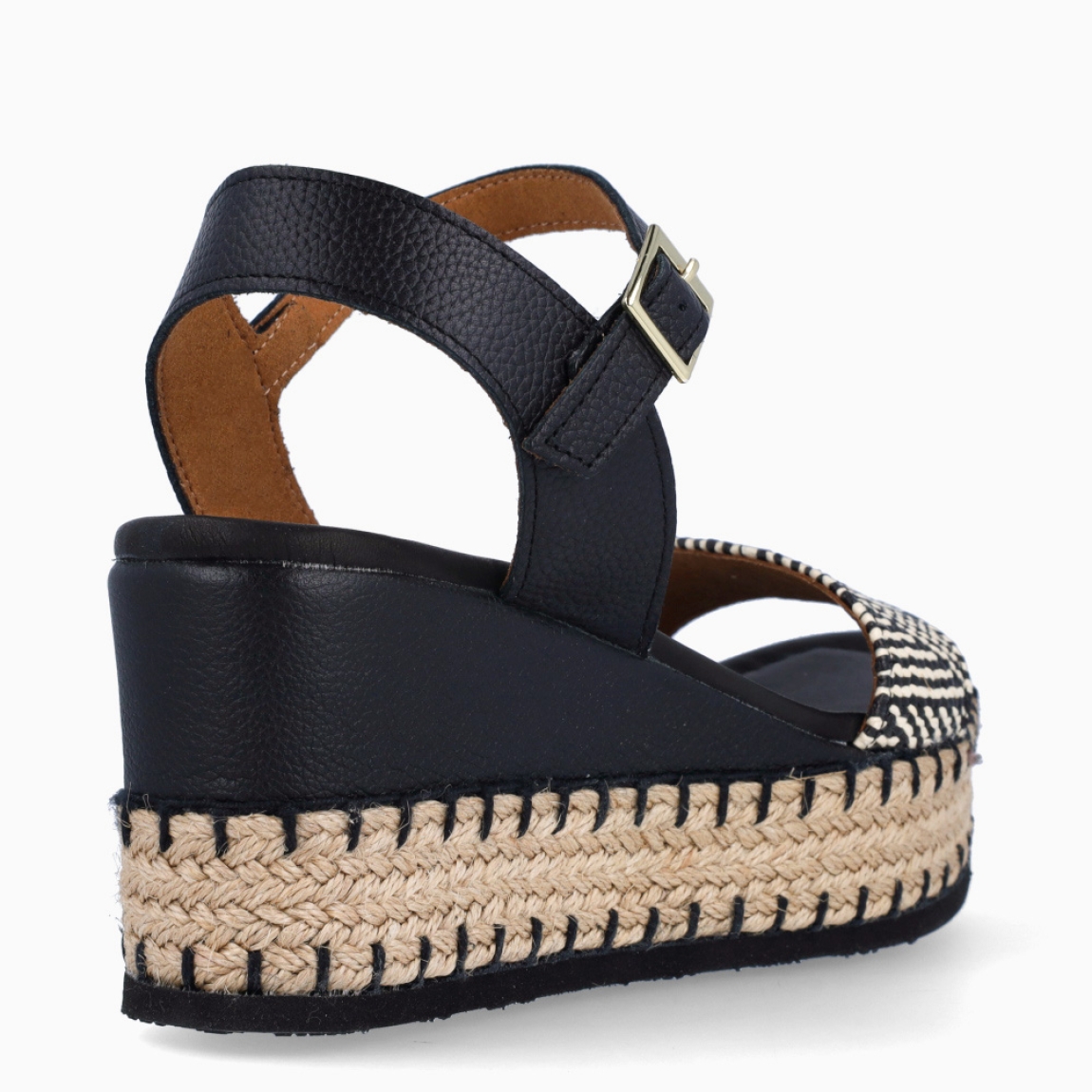 Sandalias de la marca Itse, modelo JUANA. Exterior de las sandalias en rafia color negro y blanco. Interior de las sandalias en piel color negro. Cierre de las sandalias Itse con hebilla en tobillo y cuña de 8cm de altura. Estas sandalias Itse JUANA son el complemento ideal para crear diferentes looks esta temporada, y sobre todo, gozar de una comodidad espectacular en tu día a día.