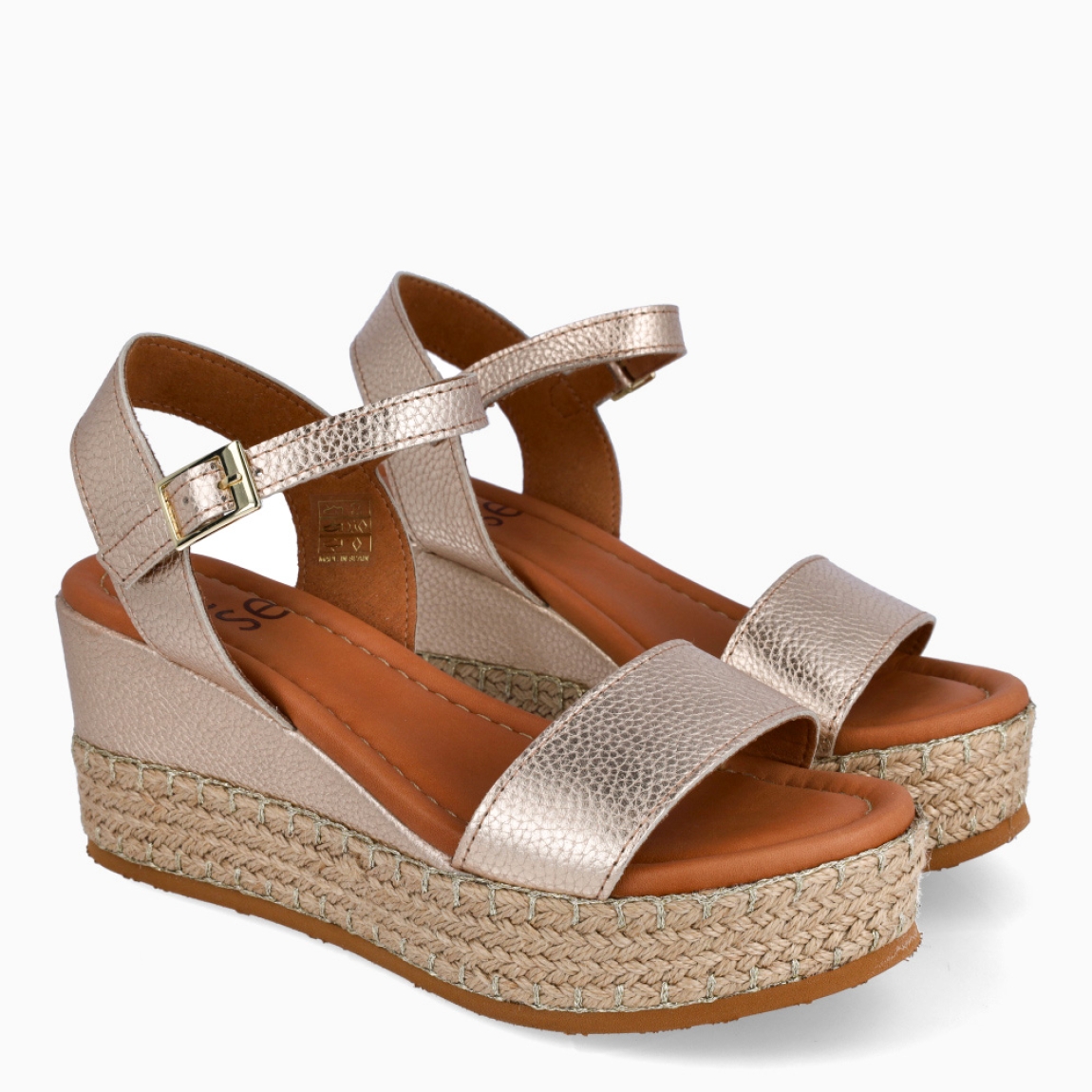 Sandalias de la marca Itse, modelo JUANA. Exterior de las sandalias en piel color platino. Interior de las sandalias en piel color nude. Cierre de las sandalias Itse con hebilla en tobillo y cuña de 8cm de altura. Estas sandalias Itse JUANA son el complemento ideal para crear diferentes looks esta temporada, y sobre todo, gozar de una comodidad espectacular en tu día a día.