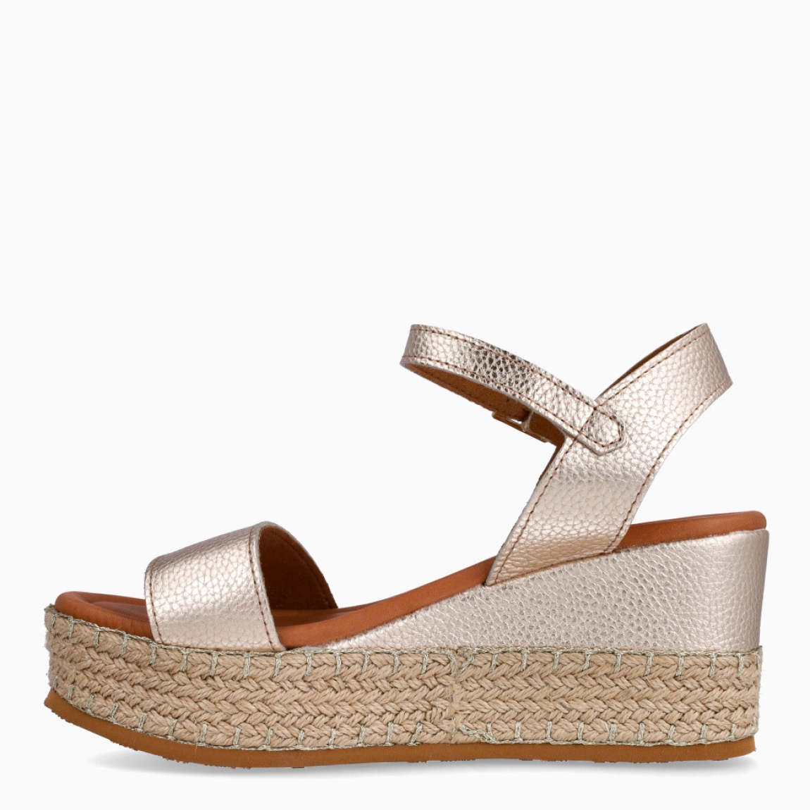 Sandalias de la marca Itse, modelo JUANA. Exterior de las sandalias en piel color platino. Interior de las sandalias en piel color nude. Cierre de las sandalias Itse con hebilla en tobillo y cuña de 8cm de altura. Estas sandalias Itse JUANA son el complemento ideal para crear diferentes looks esta temporada, y sobre todo, gozar de una comodidad espectacular en tu día a día.