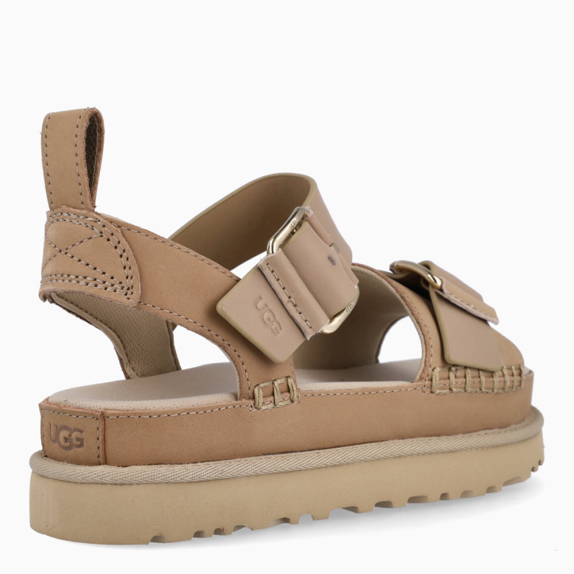 Sandalias de la marca UGG, modelo GOLDENSTAR VILLA. Elaboradas en piel color gris con tiras en la pala. Estas sandalias UGG son ligeras y muy cómodas gracias a la suela de EVA de caña de azúcar y la plantilla contorneada, que las hacen ideales para explorar la ciudad o cualquier otro destino. Las tiras están hechas de una combinación de nobuk suave y piel auténtica y cuentan con una hebilla ajustable en el tobillo para que las adaptes como quieras. Con plataforma de 4cm de altura. Estas UGG GOLDENSTAR VILLA, que cuentan con elementos emblemáticos como los ribetes con costuras y detalles de pespunte cuadrado, te permiten disfrutar de la increíble sensación UGG® también durante los meses más cálidos.