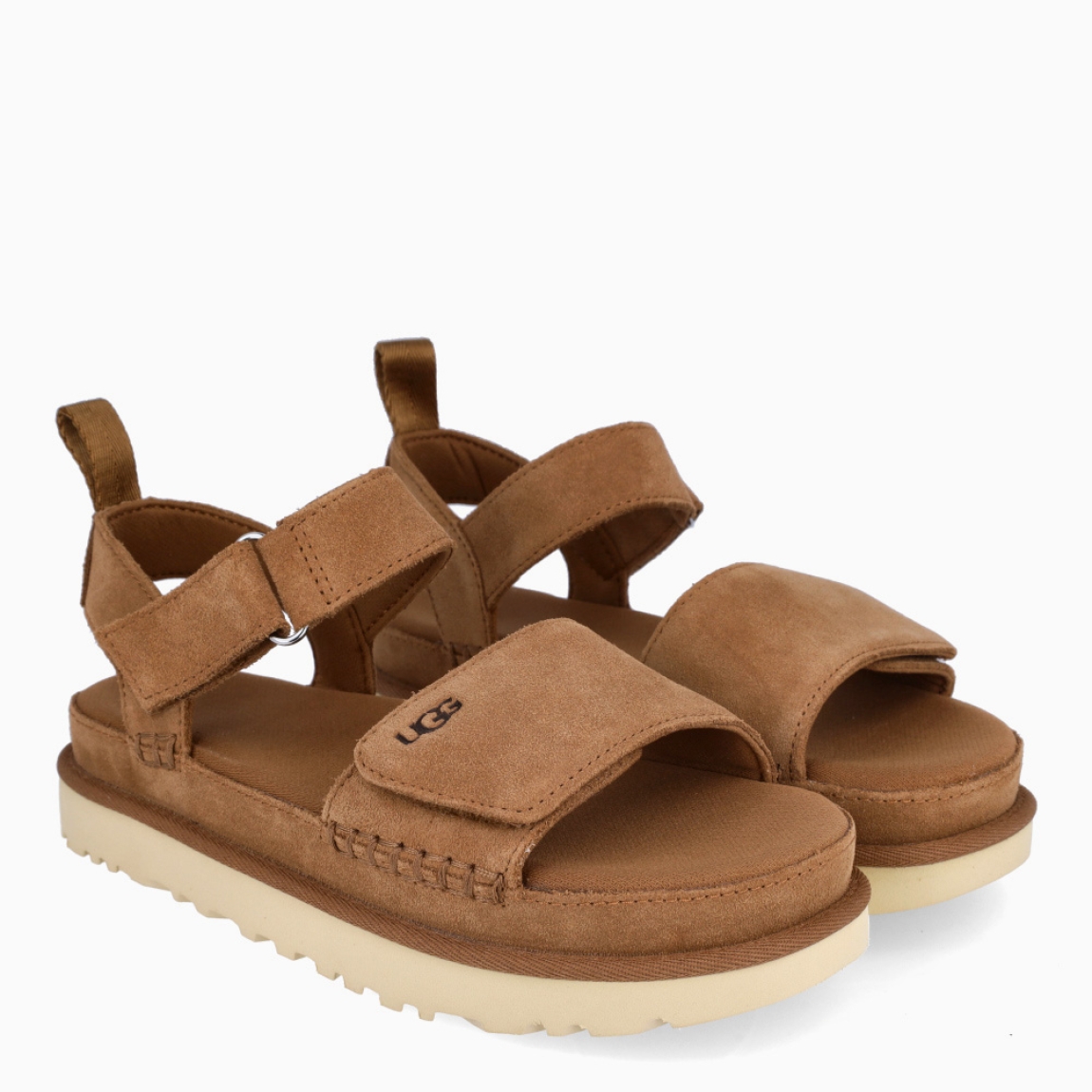 Sandalias de la marca UGG, modelo GOLDENSTAR. Sandalias elaboradas en ante color cuero. Forro textil de fibras de poliéster 100 % reciclado, forro de microfibra. El tejido de la plantilla está fabricado con fibras de poliéster 100 % reciclado, la plantilla cuenta con un tratamiento antiolores a base de menta. Cierre de estas sandalias UF co veñcrp en el tobillo y empeine. Entresuela de EVA de caña de azúcar reciclada. Suela de goma EVA de caña de azúcar. Sandalias UGG GOLDENSTAR es un complemento básico e ideal en comodidad!