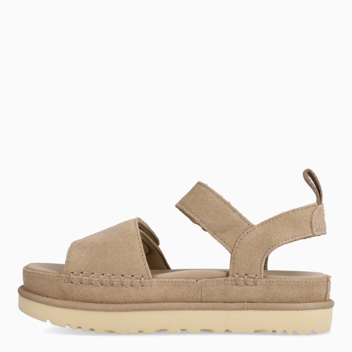 Sandalias de la marca UGG, modelo GOLDENSTAR. Sandalias elaboradas en ante color camel. Forro textil de fibras de poliéster 100 % reciclado, forro de microfibra. El tejido de la plantilla está fabricado con fibras de poliéster 100 % reciclado, la plantilla cuenta con un tratamiento antiolores a base de menta. Cierre de estas sandalias UF co veñcrp en el tobillo y empeine. Entresuela de EVA de caña de azúcar reciclada. Suela de goma EVA de caña de azúcar. Sandalias UGG GOLDENSTAR es un complemento básico e ideal en comodidad!