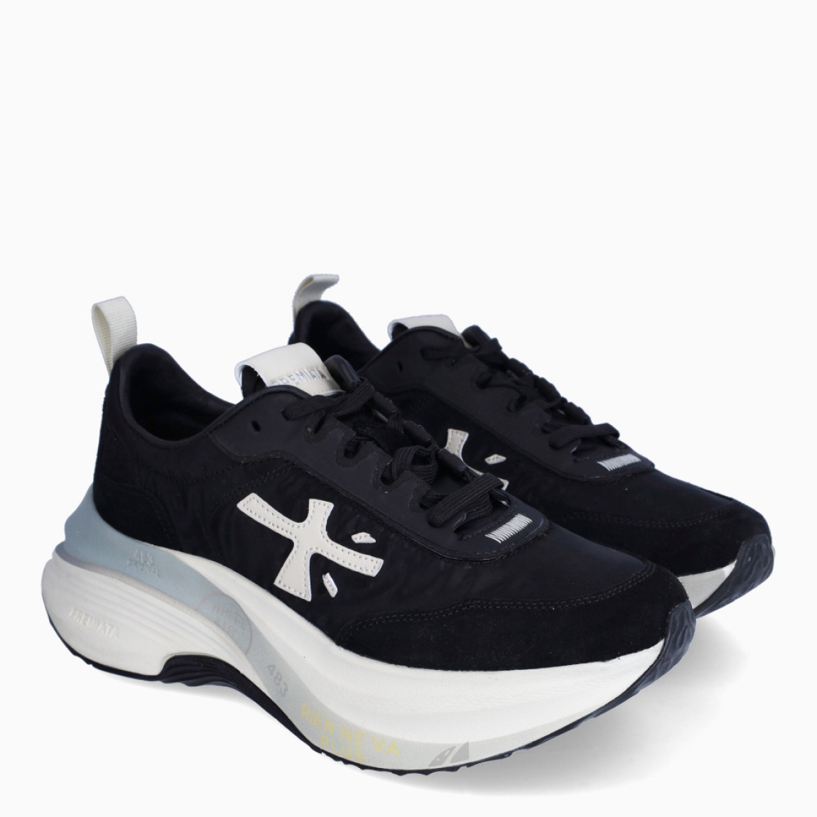 Deportiivas de la marca Premiata, modelo HILL. Exterior de la deportivas en naylon color negro y blanco. Interior en piel color negro. Cierre de las deportivas Premiata con cordones negros. Deportivas con plataforma de 5cm de altura. Estas deportivas Premiata HILL son la combinación perfecte entre lo clásico, cómodo y original. Será tu complemento perfecto para esta temporada!