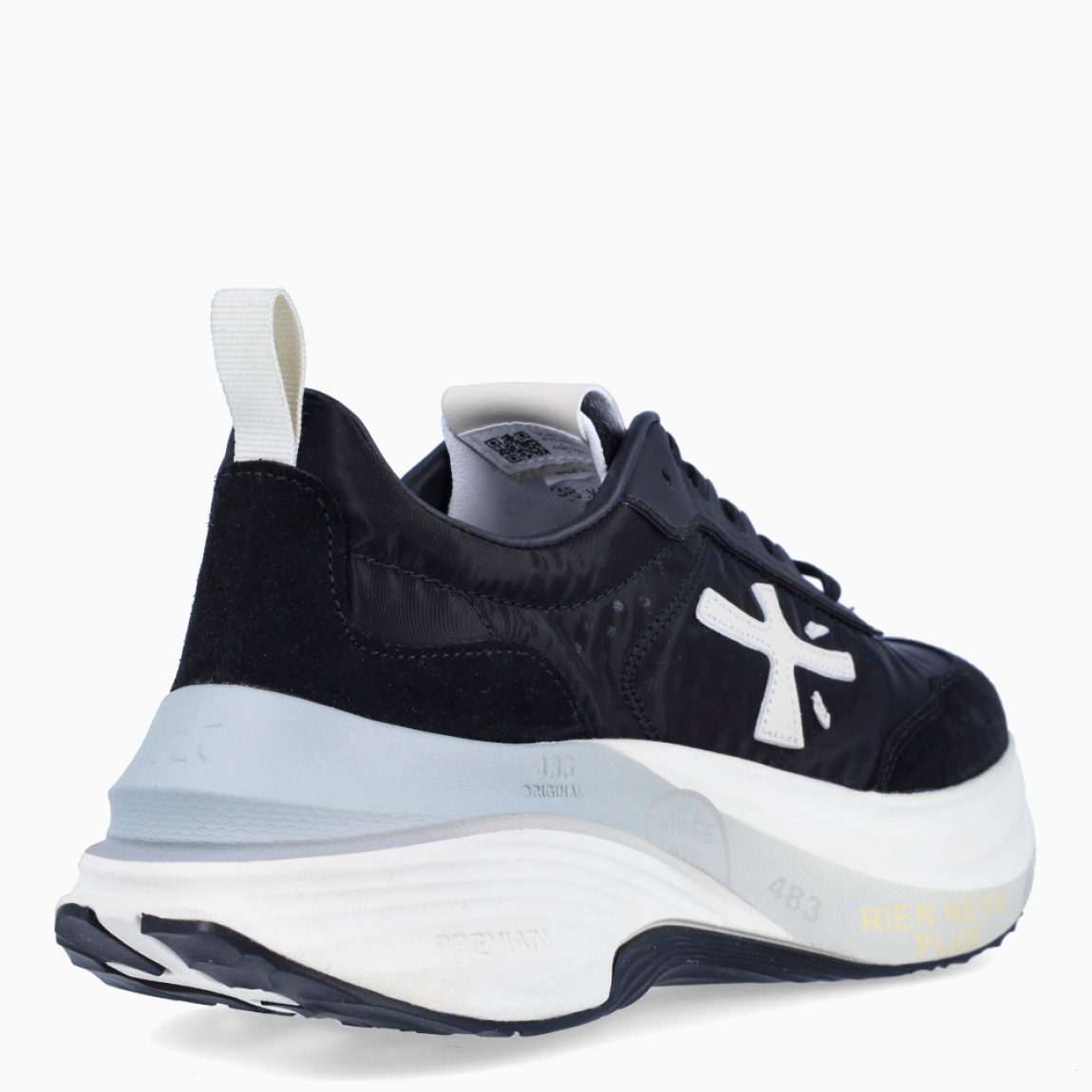 Deportiivas de la marca Premiata, modelo HILL. Exterior de la deportivas en naylon color negro y blanco. Interior en piel color negro. Cierre de las deportivas Premiata con cordones negros. Deportivas con plataforma de 5cm de altura. Estas deportivas Premiata HILL son la combinación perfecte entre lo clásico, cómodo y original. Será tu complemento perfecto para esta temporada!