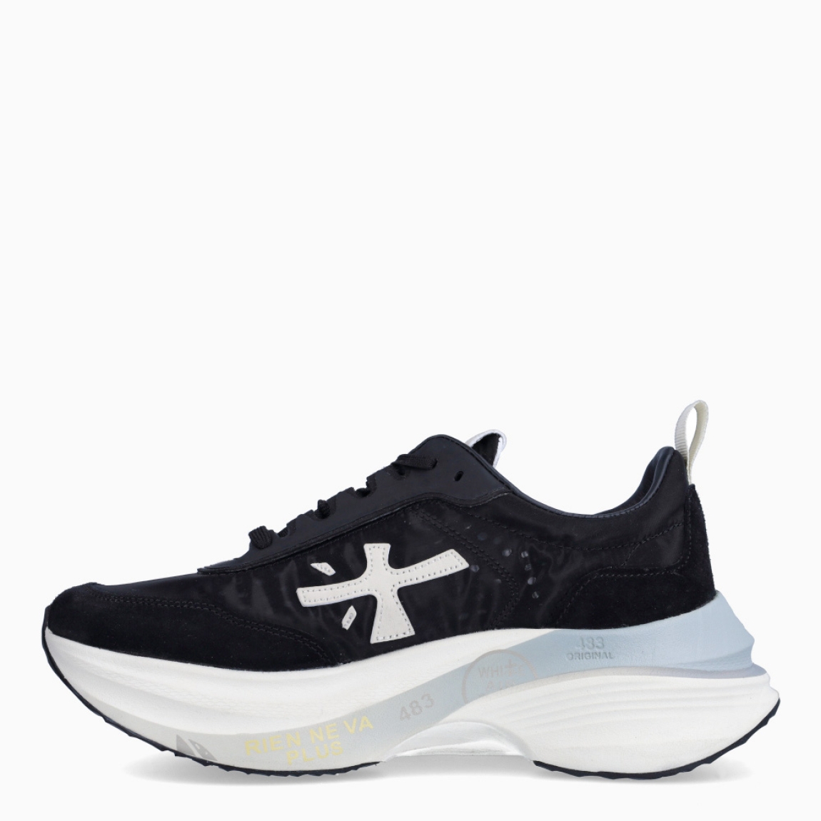 Deportiivas de la marca Premiata, modelo HILL. Exterior de la deportivas en naylon color negro y blanco. Interior en piel color negro. Cierre de las deportivas Premiata con cordones negros. Deportivas con plataforma de 5cm de altura. Estas deportivas Premiata HILL son la combinación perfecte entre lo clásico, cómodo y original. Será tu complemento perfecto para esta temporada!