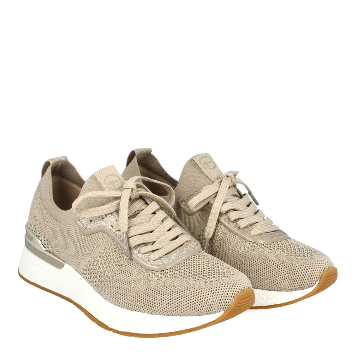 Deportivas transpirables de la marca Tamaris, modelo VICTOR. Exterior de las deportivas en textil taupe con detalle en escarchado en la parte de cordones y dorado en el talón. Interior de las deportivas en textil color taupe. Cierre de las deportivas Tamaris con cordones taupe. Deportivas Tamaris con cuña de 3cm de altura. Estas deportivas Tamaris VICTOR, tienen el color y diseño clásico para combinar con todos tus looks!
