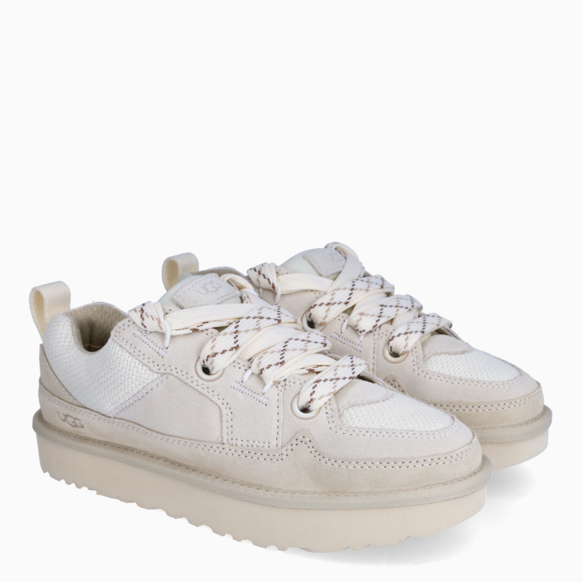 Deportivas de la marca UGG, modelo LO LOWMEL. Deportivas elaboradas en ante color crudo. Empeine de malla de lona balística reciclada, tira de cincha en el talón, parche con logotipo de UGG®, lengüeta acolchada extragrande. Cordones de estas UGG con planos bicolor, sistema doble de cordones. Forro de malla de poliéster confeccionado en un 55 % de poliéster modificado con carbón vegetal y en un 45 % de poliéster normal. Suela de goma EVA de caña de azúcar. Estas deportivas UGG LO LOWMEL son unas clásicas, ideales para tu día a día!