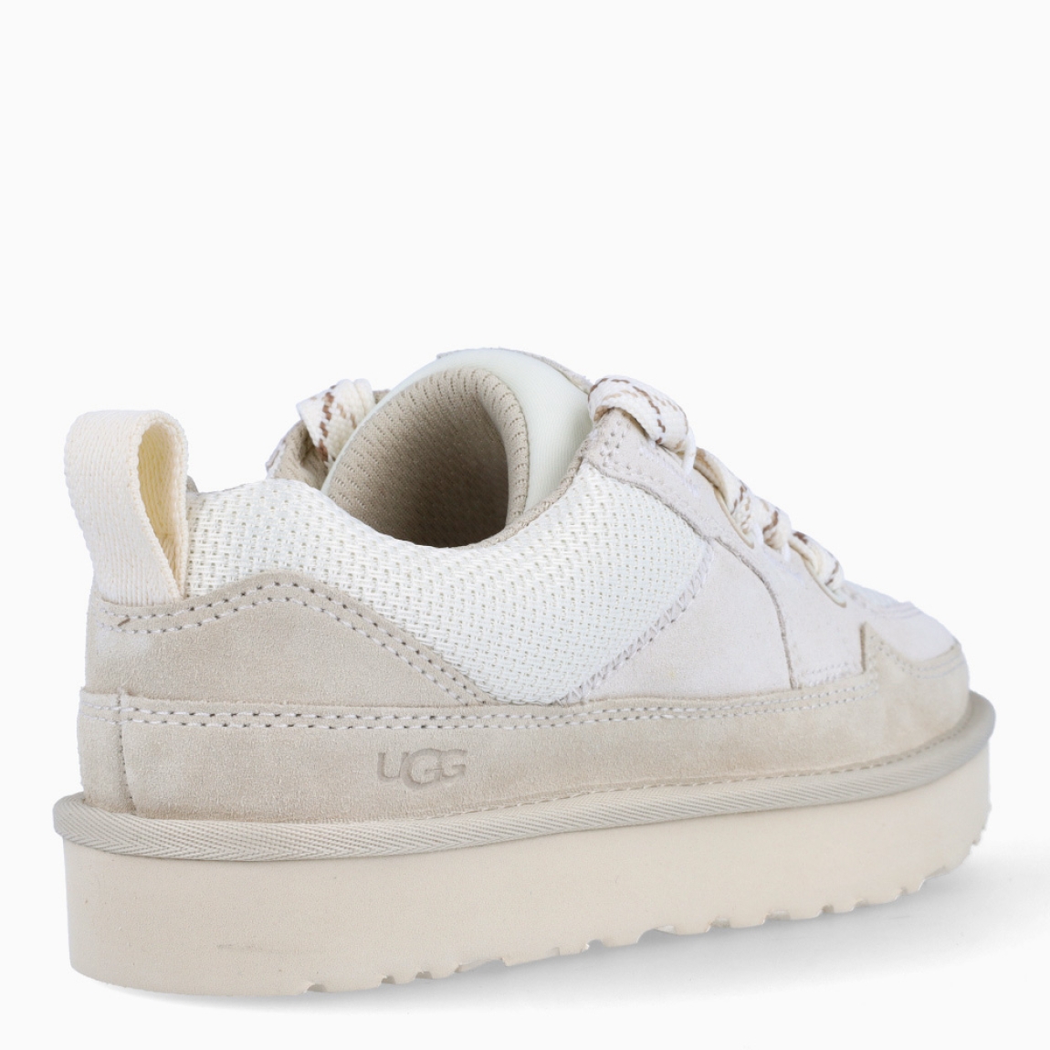 Deportivas de la marca UGG, modelo LO LOWMEL. Deportivas elaboradas en ante color crudo. Empeine de malla de lona balística reciclada, tira de cincha en el talón, parche con logotipo de UGG®, lengüeta acolchada extragrande. Cordones de estas UGG con planos bicolor, sistema doble de cordones. Forro de malla de poliéster confeccionado en un 55 % de poliéster modificado con carbón vegetal y en un 45 % de poliéster normal. Suela de goma EVA de caña de azúcar. Estas deportivas UGG LO LOWMEL son unas clásicas, ideales para tu día a día!