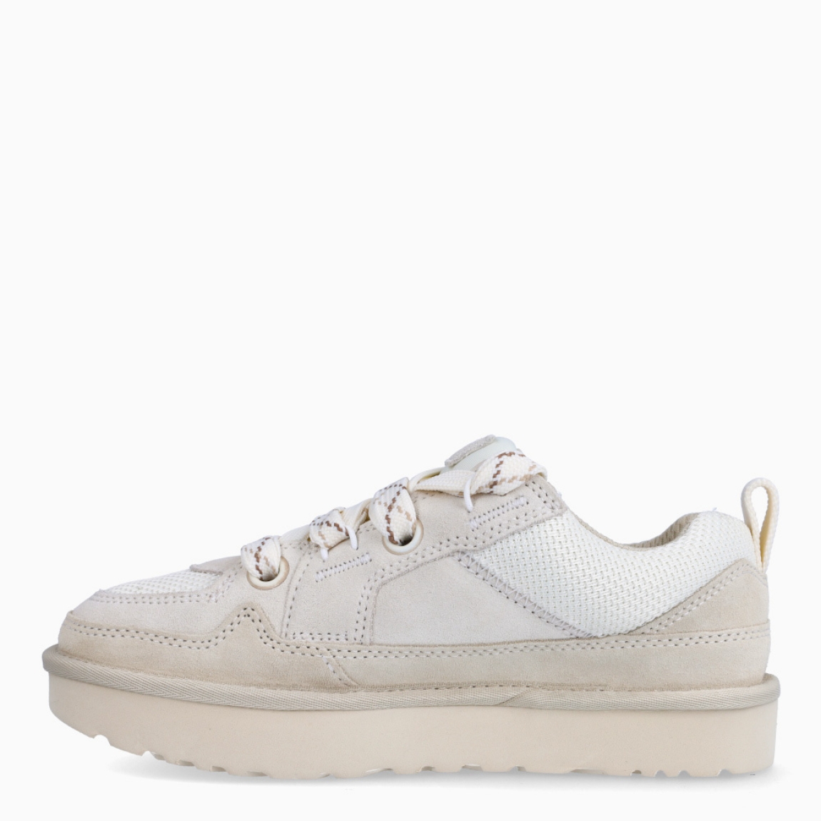 Deportivas de la marca UGG, modelo LO LOWMEL. Deportivas elaboradas en ante color crudo. Empeine de malla de lona balística reciclada, tira de cincha en el talón, parche con logotipo de UGG®, lengüeta acolchada extragrande. Cordones de estas UGG con planos bicolor, sistema doble de cordones. Forro de malla de poliéster confeccionado en un 55 % de poliéster modificado con carbón vegetal y en un 45 % de poliéster normal. Suela de goma EVA de caña de azúcar. Estas deportivas UGG LO LOWMEL son unas clásicas, ideales para tu día a día!