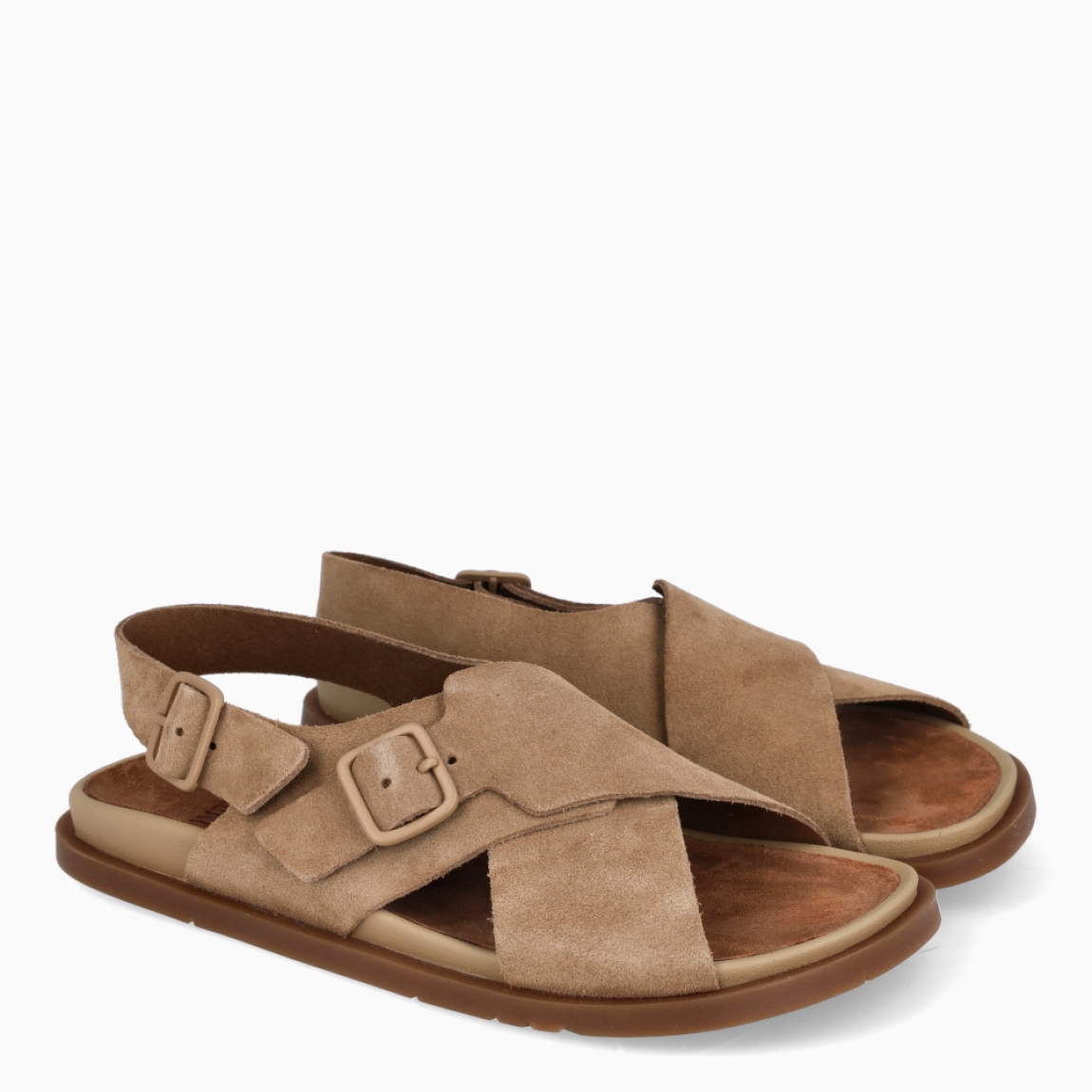 Sandalias de la marca Camper, modelo K18. Exterior en ante color camel y tiras cruzadas en pala. Interior en piel color camel Cierre con doble hebilla, en pala y tobillo. Sandalias Camper con suela de goma. Estas sandalias Camper K18 son unas clásicas, ideales para diferentes looks!