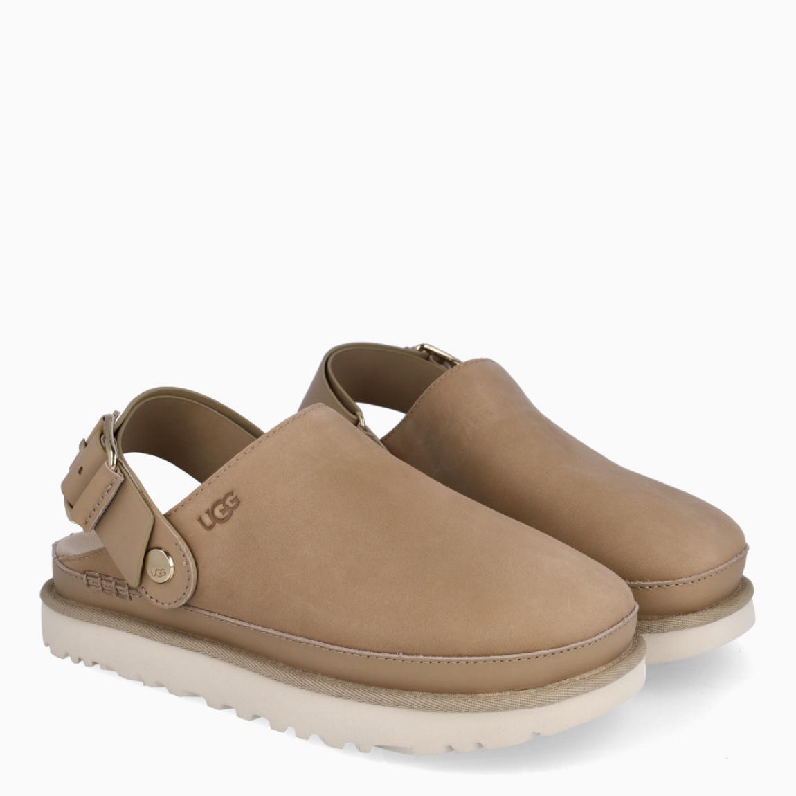 Zuecos de la marca UGG, modelo GOLDENSTAR. Zuecos elaborados en forro textil confeccionado con fibras de poliéster 100 % reciclado color beig. Logotipo de UGG grabado. Tira ajustable en el talón, cierre de hebilla, extremo de la tira de TPU con letras UGG. Plantilla textil elaborada con fibras de poliéster 100 % reciclado. Suela de goma con plataforma. Estos zuecos UGG GOLDENSTAR son un complemento ideal en comodidad y estilo!