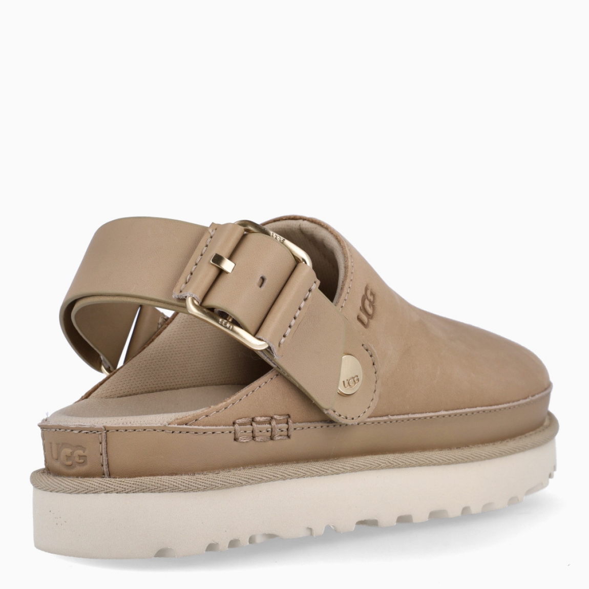 Zuecos de la marca UGG, modelo GOLDENSTAR. Zuecos elaborados en forro textil confeccionado con fibras de poliéster 100 % reciclado color beig. Logotipo de UGG grabado. Tira ajustable en el talón, cierre de hebilla, extremo de la tira de TPU con letras UGG. Plantilla textil elaborada con fibras de poliéster 100 % reciclado. Suela de goma con plataforma. Estos zuecos UGG GOLDENSTAR son un complemento ideal en comodidad y estilo!