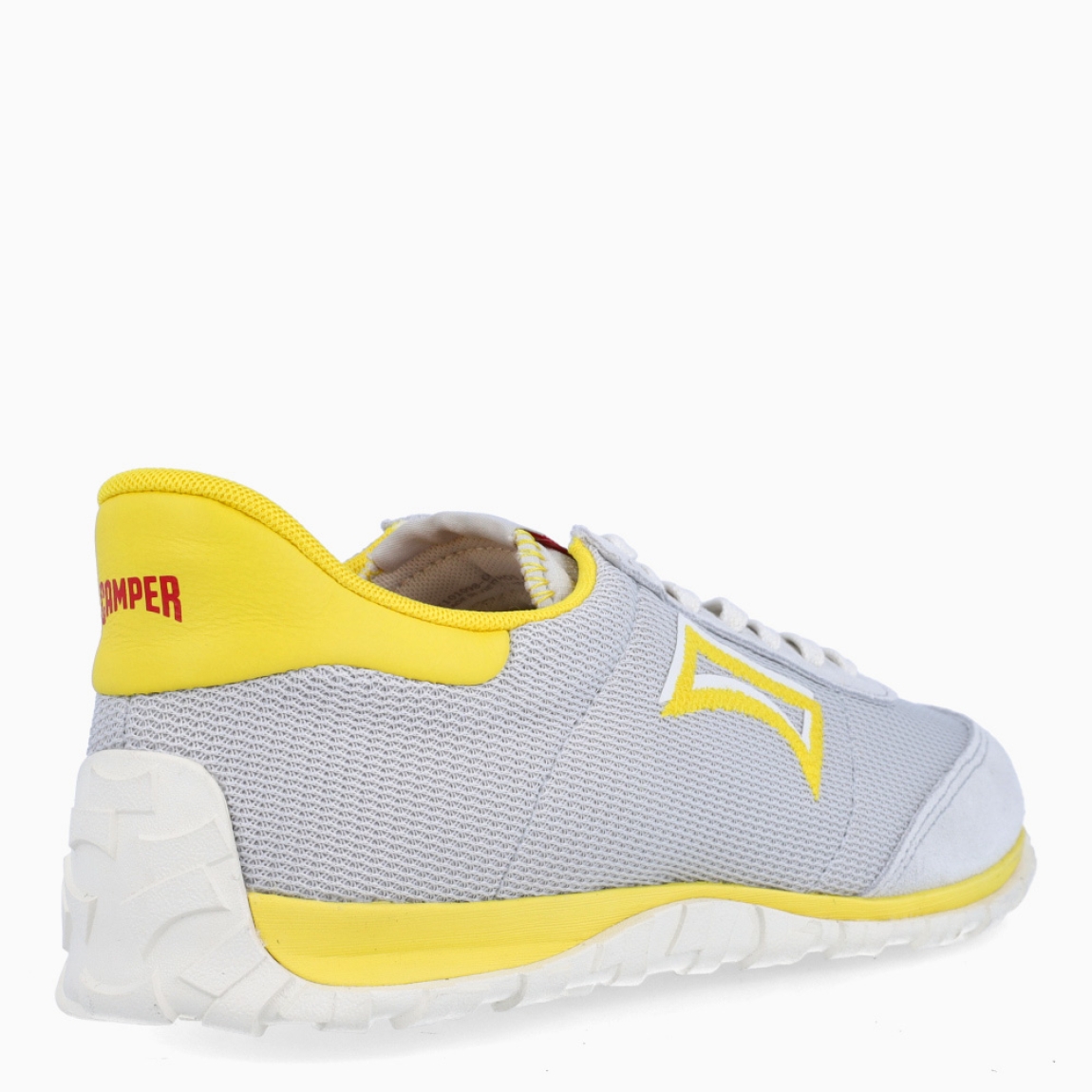 Deportivas de la marca Camper, modelo K866. Exterior en naylon color gris efecto rejilla con detalle en amarillo en logo y talón. Deportivas clásicas con cierre de cordones en pala color blanco. Suela de goma dentada. Estas deportivas Camper K866 son unas clásicas, ideales para tu día a día!