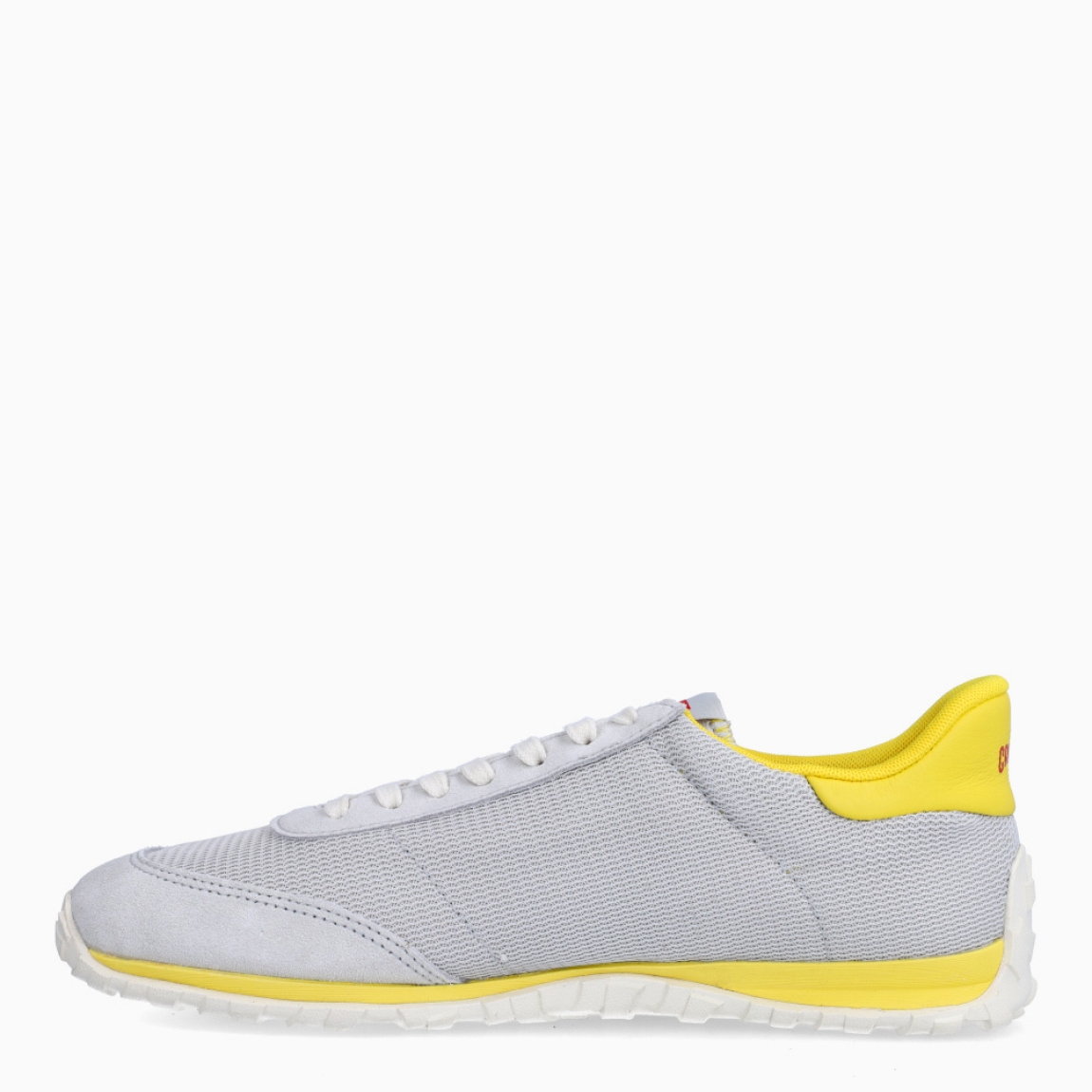 Deportivas de la marca Camper, modelo K866. Exterior en naylon color gris efecto rejilla con detalle en amarillo en logo y talón. Deportivas clásicas con cierre de cordones en pala color blanco. Suela de goma dentada. Estas deportivas Camper K866 son unas clásicas, ideales para tu día a día!