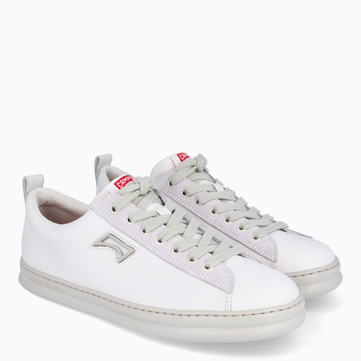 Deportivas de la marca Camper, modelo K85. Exterior en piel color blanco liso con detalle del logo. Deportivas clásicas con cierre de cordones en pala color blanco. Suela de goma dentada. Estas deportivas Camper K85 son unas clásicas, ideales para tu día a día!
