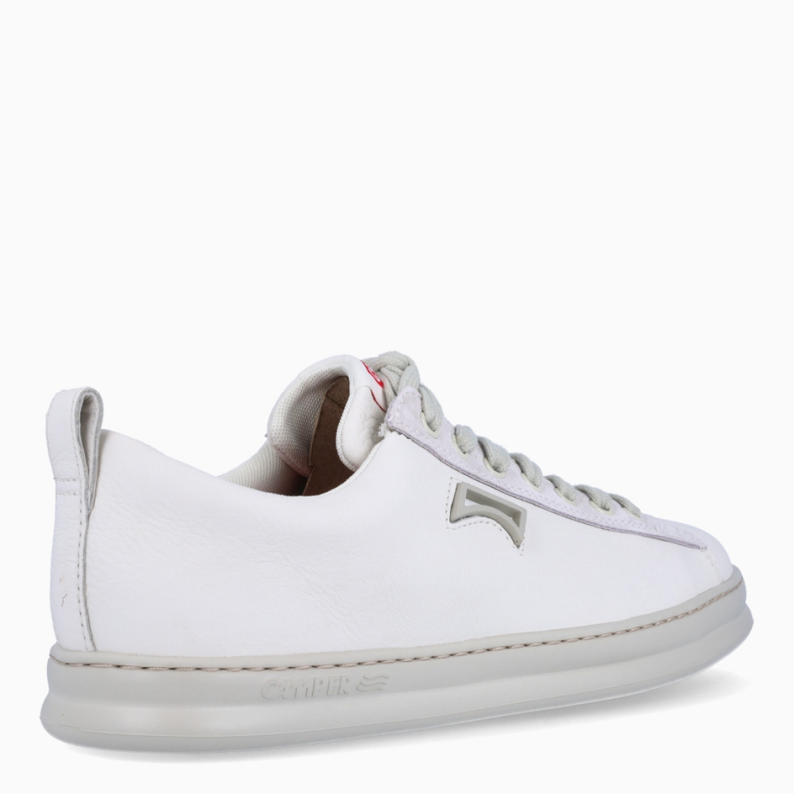 Deportivas de la marca Camper, modelo K85. Exterior en piel color blanco liso con detalle del logo. Deportivas clásicas con cierre de cordones en pala color blanco. Suela de goma dentada. Estas deportivas Camper K85 son unas clásicas, ideales para tu día a día!
