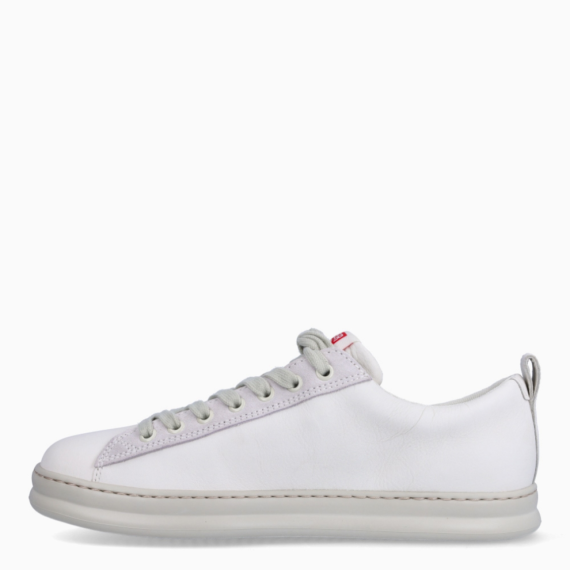 Deportivas de la marca Camper, modelo K85. Exterior en piel color blanco liso con detalle del logo. Deportivas clásicas con cierre de cordones en pala color blanco. Suela de goma dentada. Estas deportivas Camper K85 son unas clásicas, ideales para tu día a día!