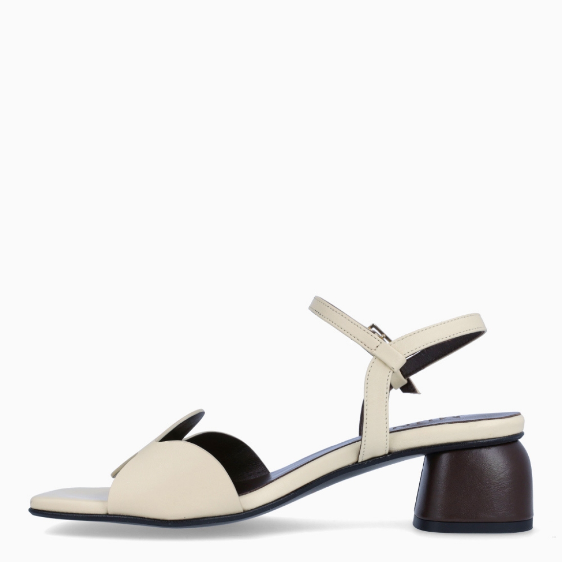 Sandalias de la marca Munné, modelo SIRA. Elaboradas en piel color beig con detalle de círculos en la pala. Interior en color marrón. Cierre de sandalias Munné con hebilla en tobillo. Suela con tacón de 3cm de altura. Estas sandalias Munné SIRA son un complemento clásico, ideal en comodidad y estilo!