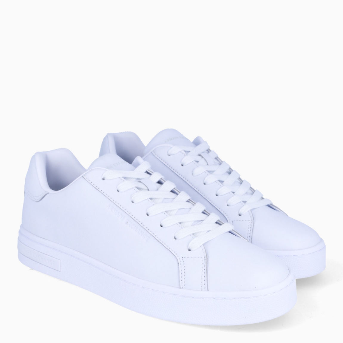 Deportivas de la marca Armani Exchange, modelo XM0. Exterior en polipiel color blanco liso. Interior en piel color blanco, con plantilla acolchada y extraíble para máxima comodidad. Cierre de las deportivas con cordones. Deportivas con suela con 3cm de plataforma. Estas deportivas Armani Exchange XM0 son un complemento clásico e ideal de comodidad y estilo para tu día a día.