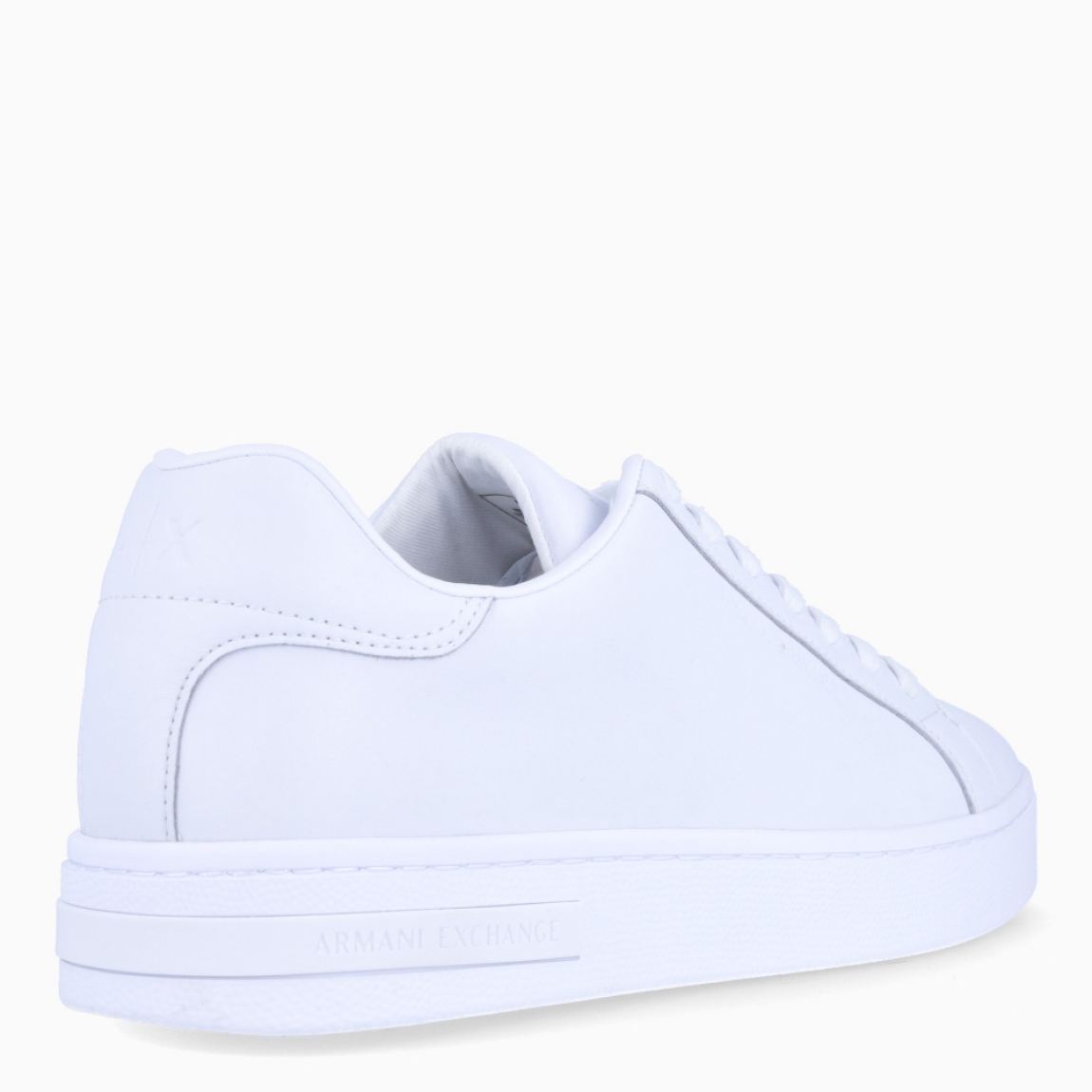 Deportivas de la marca Armani Exchange, modelo XM0. Exterior en polipiel color blanco liso. Interior en piel color blanco, con plantilla acolchada y extraíble para máxima comodidad. Cierre de las deportivas con cordones. Deportivas con suela con 3cm de plataforma. Estas deportivas Armani Exchange XM0 son un complemento clásico e ideal de comodidad y estilo para tu día a día.