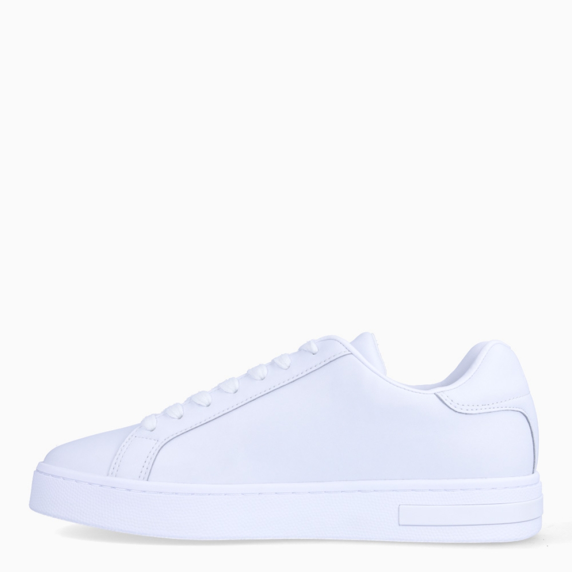 Deportivas de la marca Armani Exchange, modelo XM0. Exterior en polipiel color blanco liso. Interior en piel color blanco, con plantilla acolchada y extraíble para máxima comodidad. Cierre de las deportivas con cordones. Deportivas con suela con 3cm de plataforma. Estas deportivas Armani Exchange XM0 son un complemento clásico e ideal de comodidad y estilo para tu día a día.